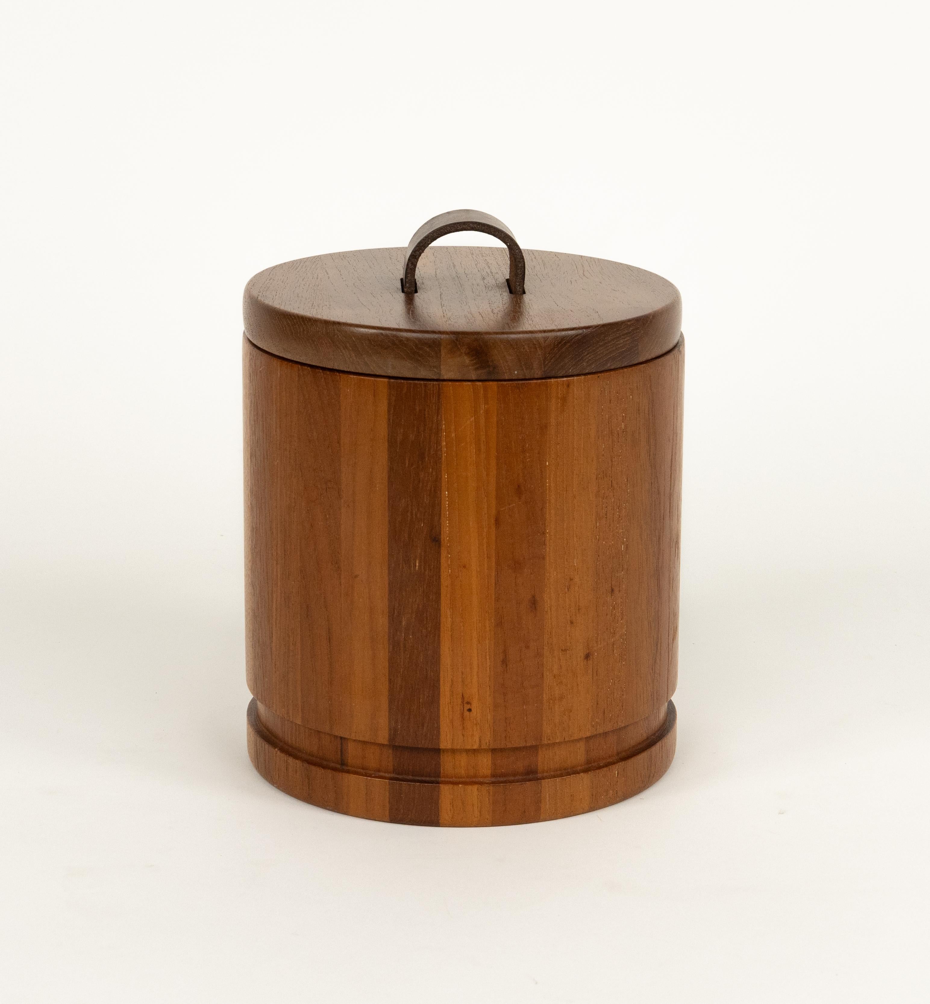 Midcentury beautiful cylindric ice bucket in teak wood and leather by Luthje.

Made in Denmark in the 1970s.

The original label is still attached as shown in the pictures.
