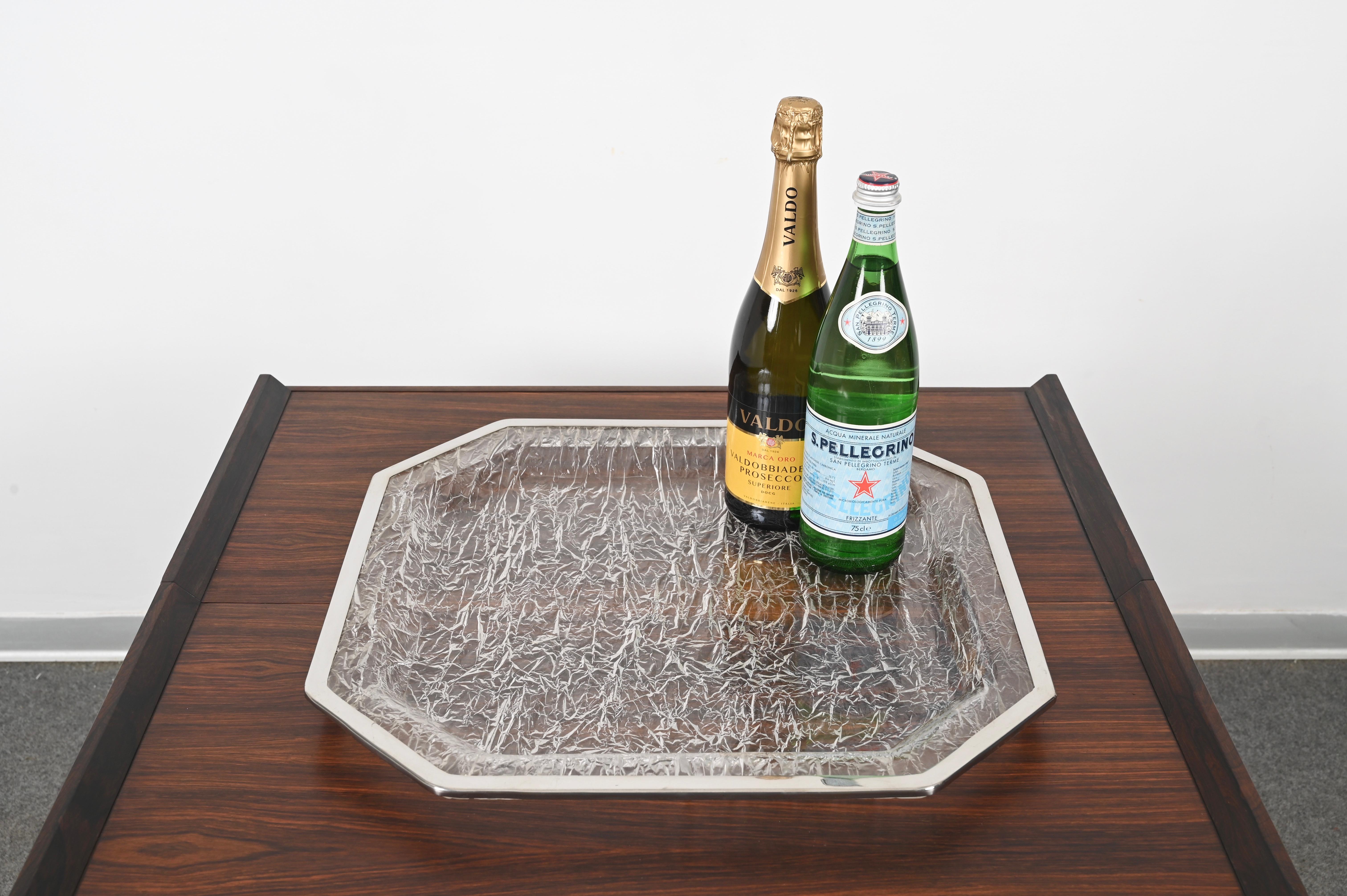 Stunning midcentury decorative tray in ice-effect clear lucite and chrome. This elegant tray was made in Italy during the 1970s and it is attributed to Willy Rizzo.

This centrepiece is unique as the crystal lucite reproduce an astonishing ice