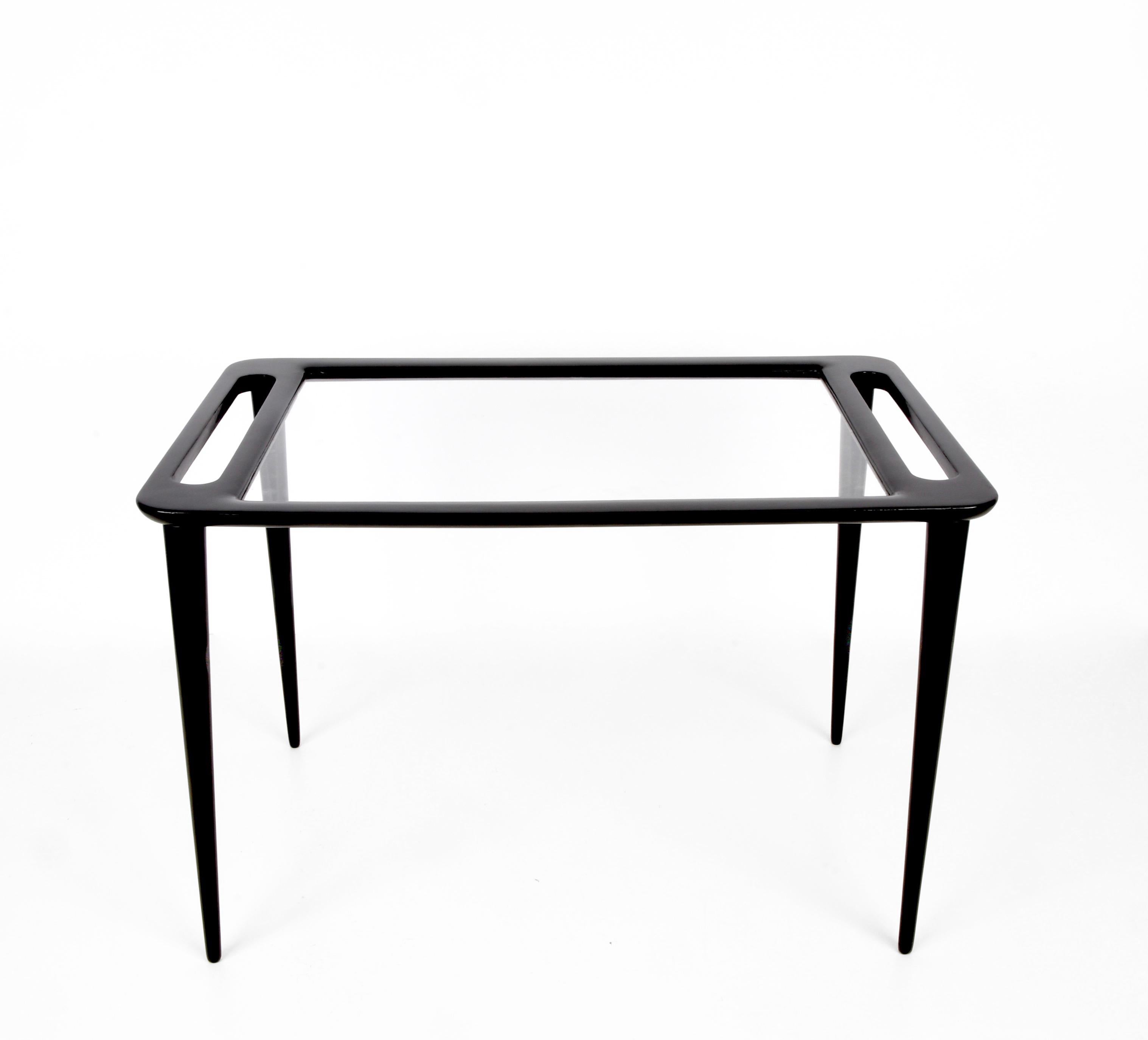 Beautiful midcentury coffee table attributed to Ico Parisi, in ebonized wood with glass top. This fantastic piece was designed in Italy during the 1950s.

This incredible item will hit you with the beautiful lines of the four legs, looking like