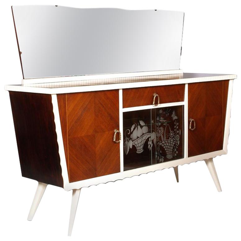 Mid-Century-Anrichte, Osvaldo Borsani zugeschrieben, aus Nussbaum und Mahagoni im Angebot