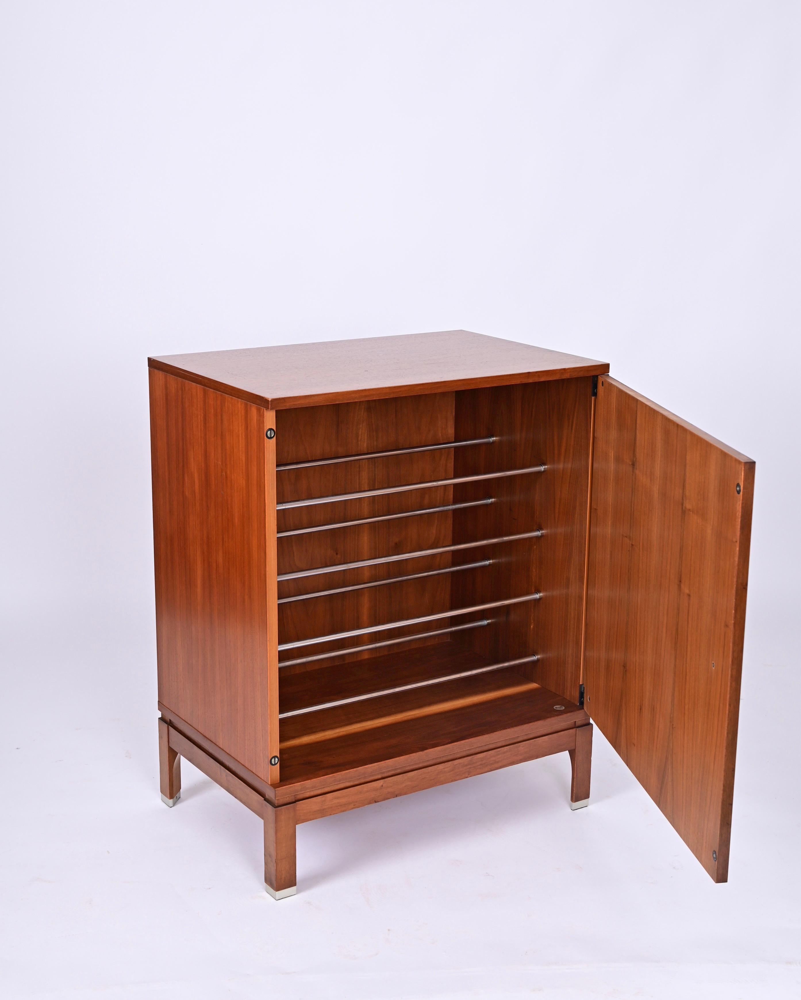 Wonderful midcentury walnut wood and aluminium shoe cabinet. This extremely rare minimal shoe rack was designed by Ico Parisi and produced by Mim Roma in Italy during the 1960s. 

This cabinet is made of walnut wood with beautiful wood grain and