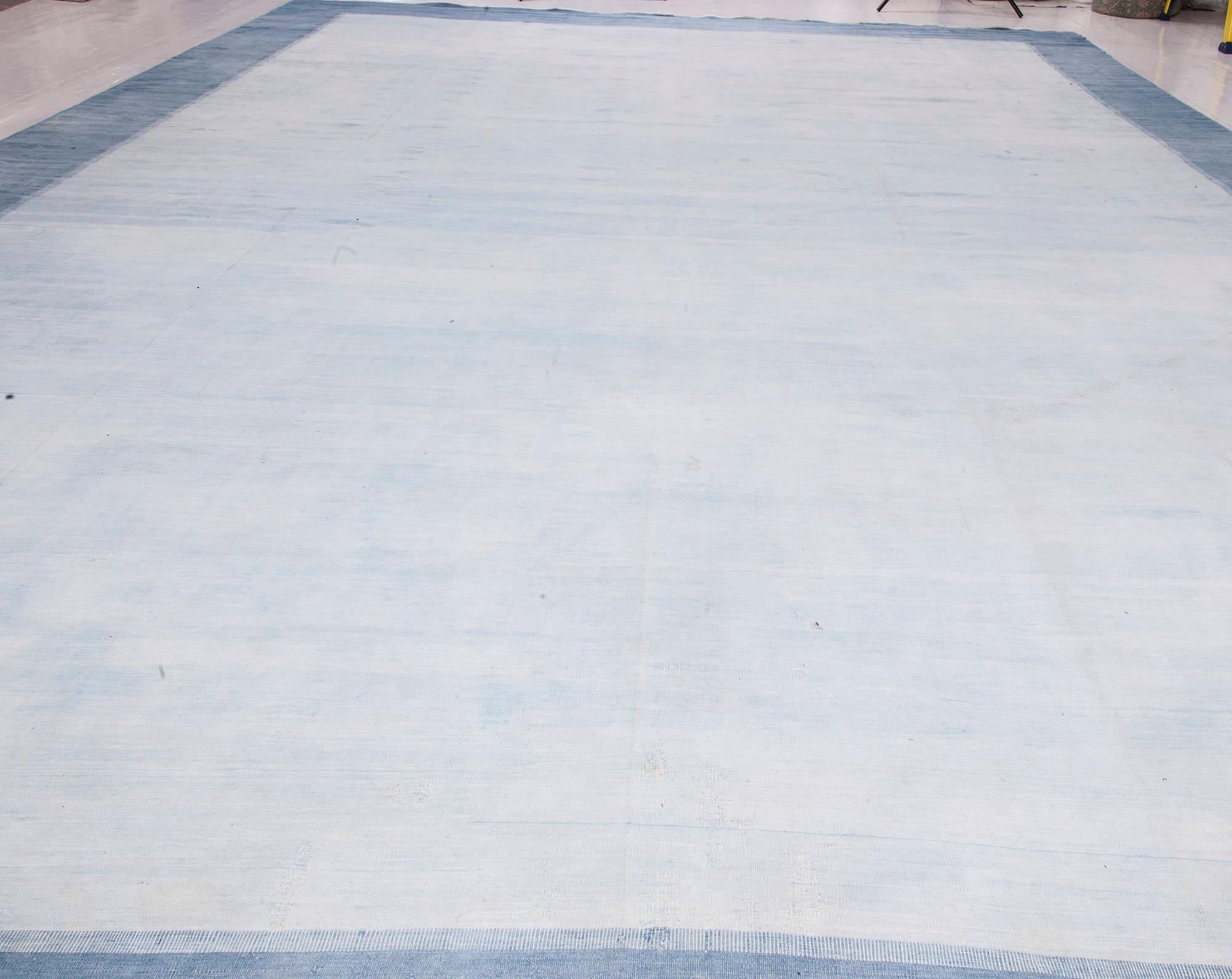 Mitte des 20. Jahrhunderts blauer indischer Dhurrie-Teppich aus handgewebter Baumwolle 
Größe: 12'7