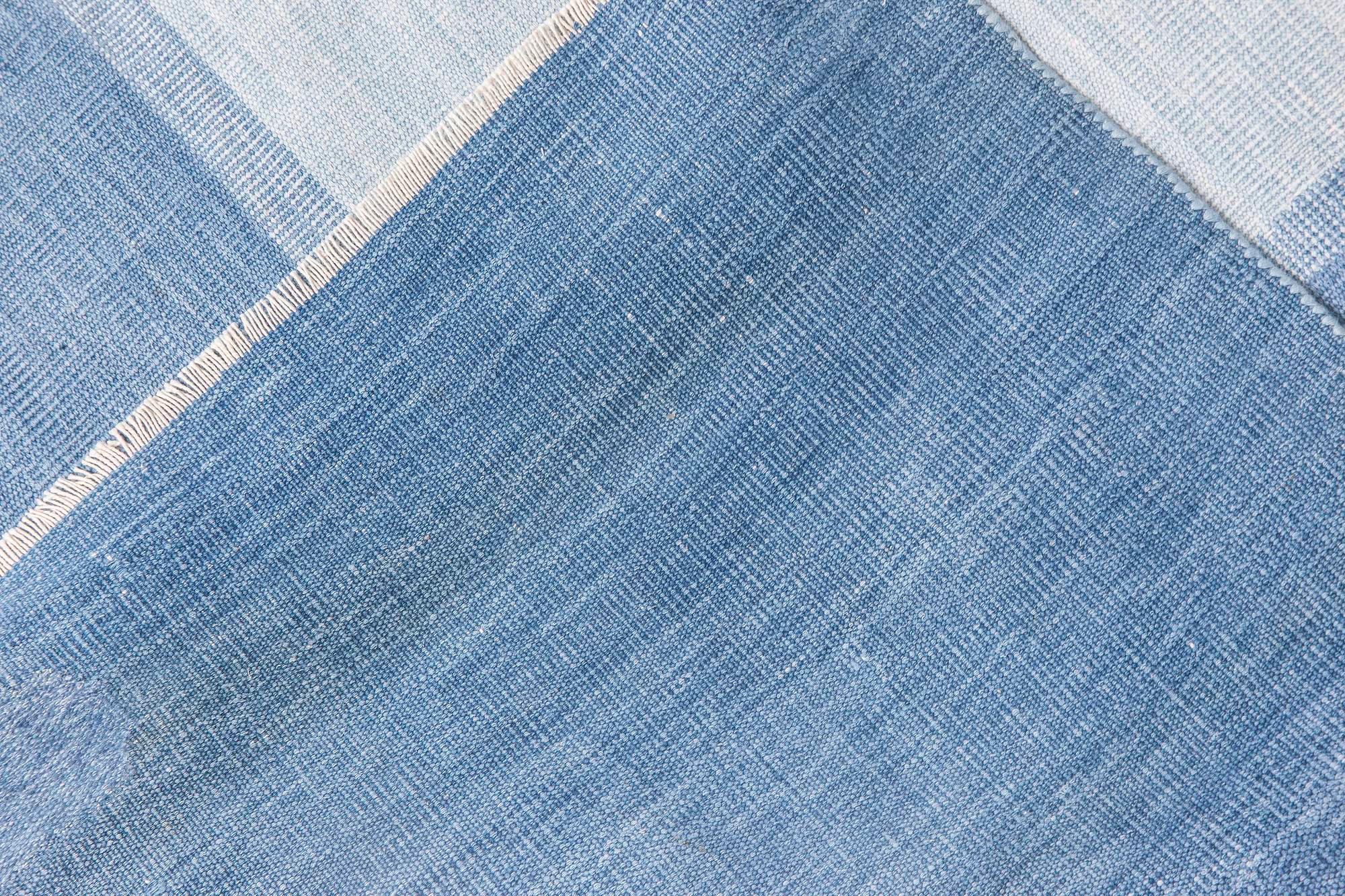 Indischer Dhurrie-Teppich aus der Mitte des Jahrhunderts, blau, handgefertigt, Baumwolle (20. Jahrhundert) im Angebot
