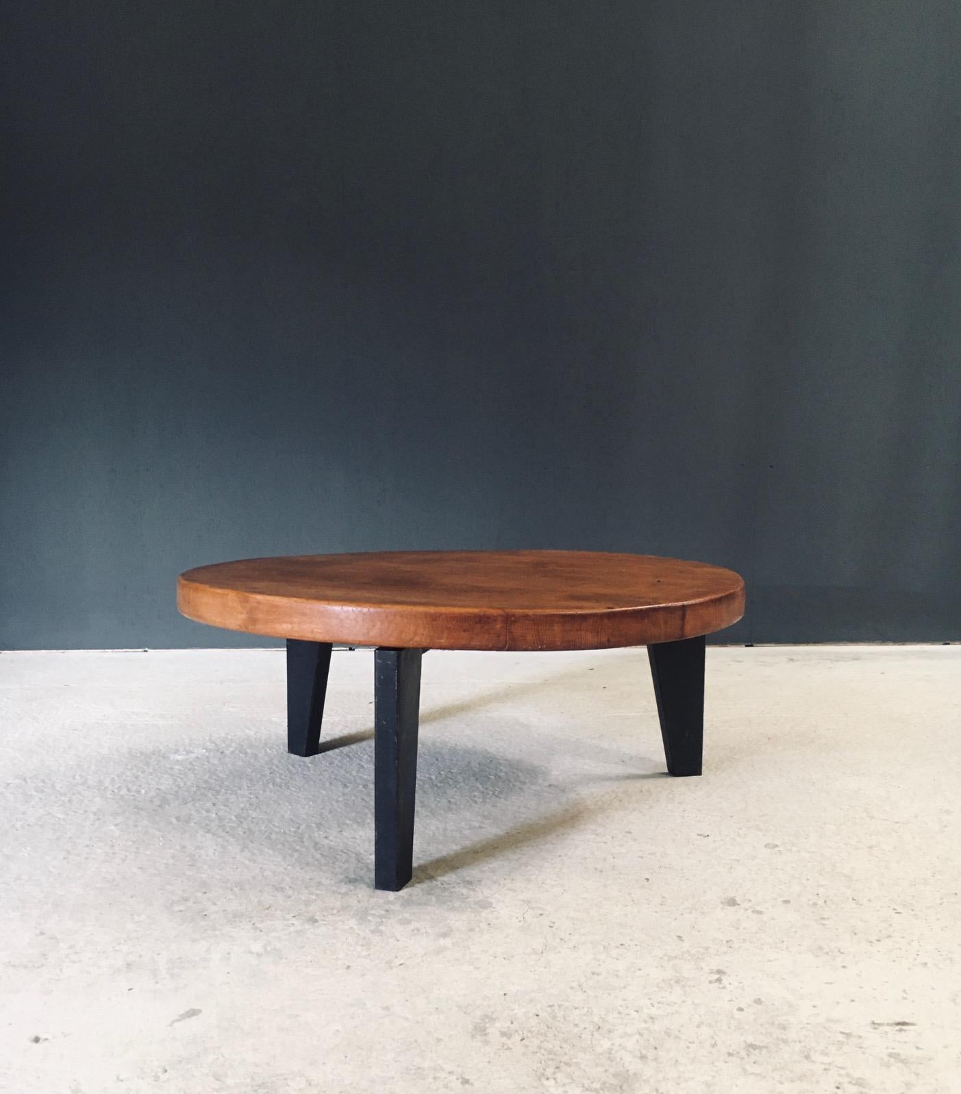 Midcentury Industrial Design Tripod Couchtisch, Frankreich 1950er Jahre (Französisch) im Angebot