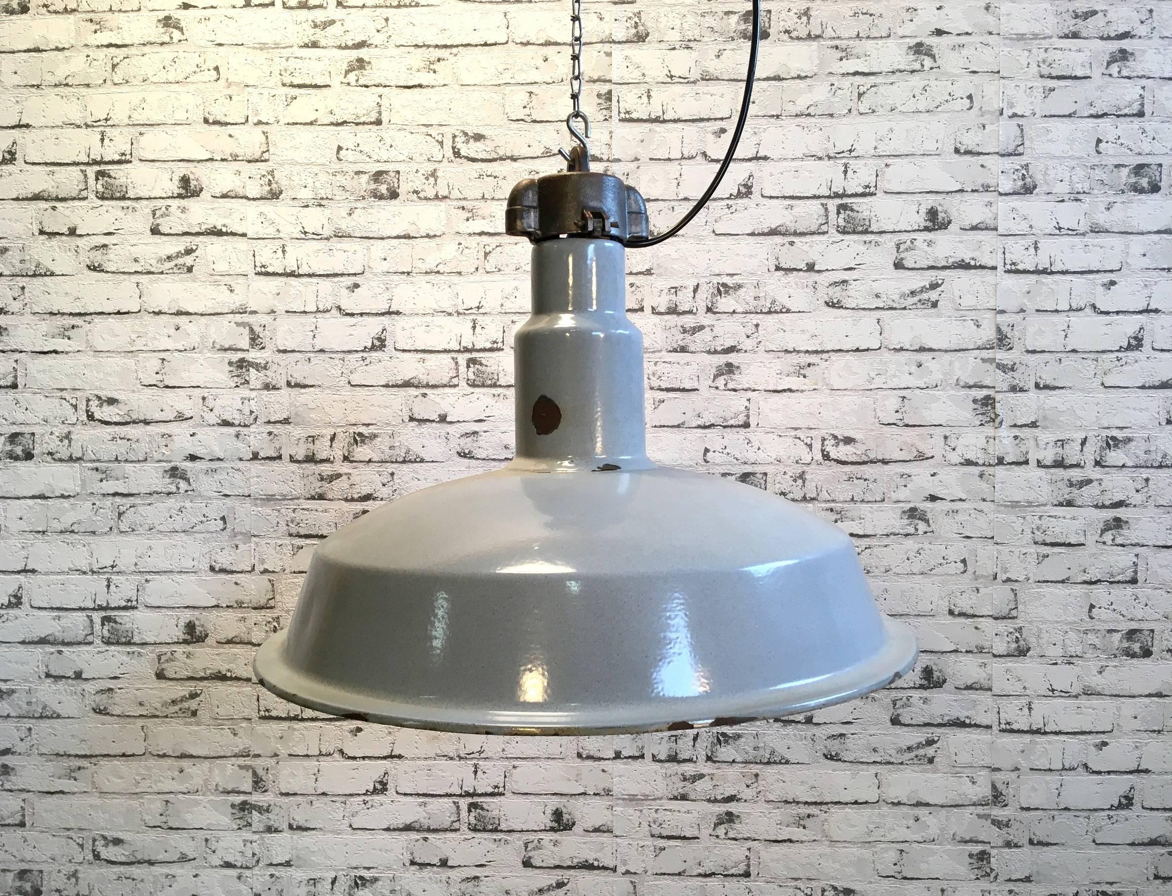 - Vintage industrial lamp with grey enamel featuring a white interior
- Cast iron top
- New E 27 socket and wire.