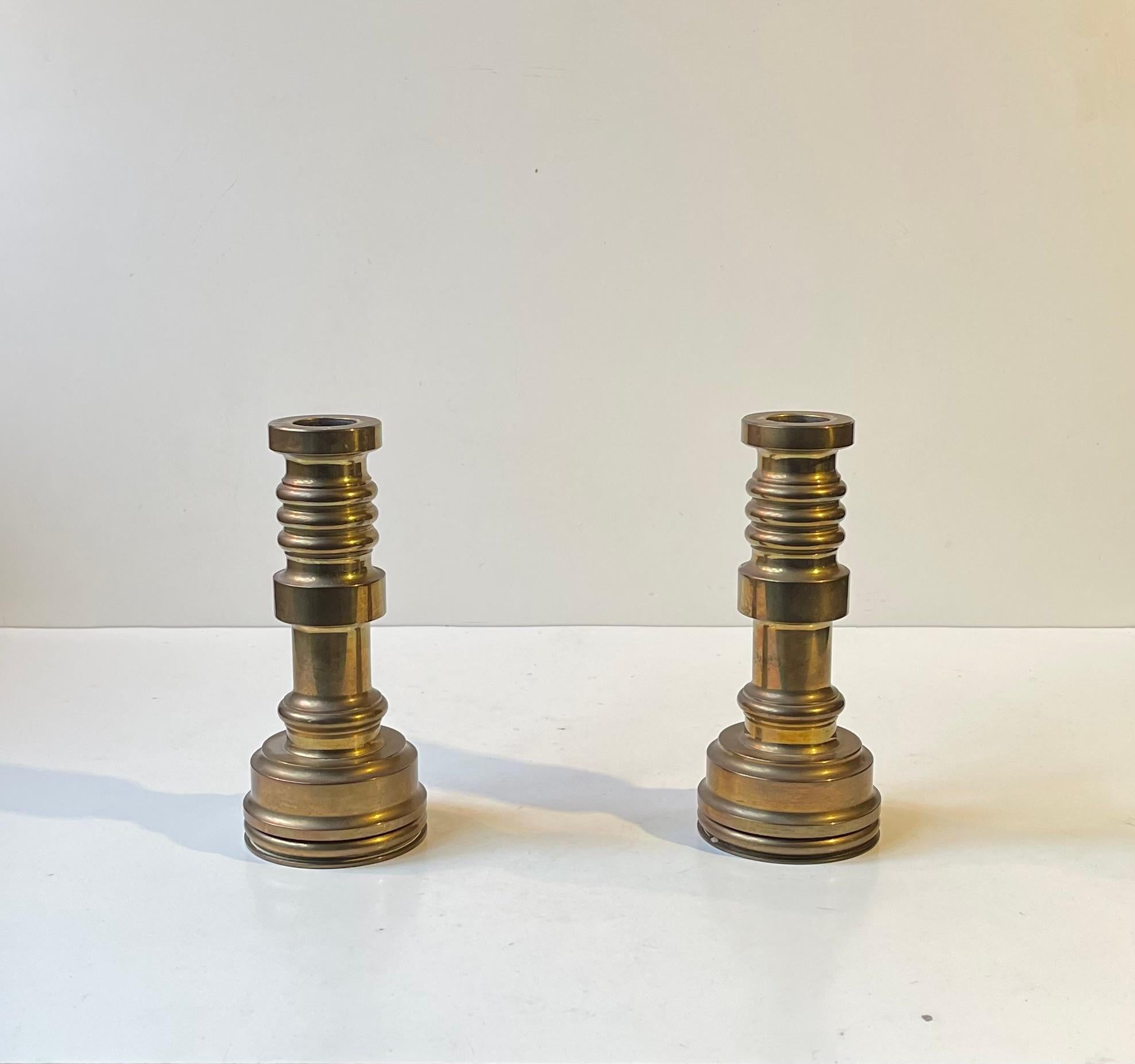 Una coppia di portacandele molto solida e pesante realizzata in bronzo massiccio. Stile industriale di metà secolo. Prodotto in Scandinavia, probabilmente in Danimarca, intorno agli anni '50 o prima. 

Misure: H: 17 cm, Diametro: 7,5/4 cm