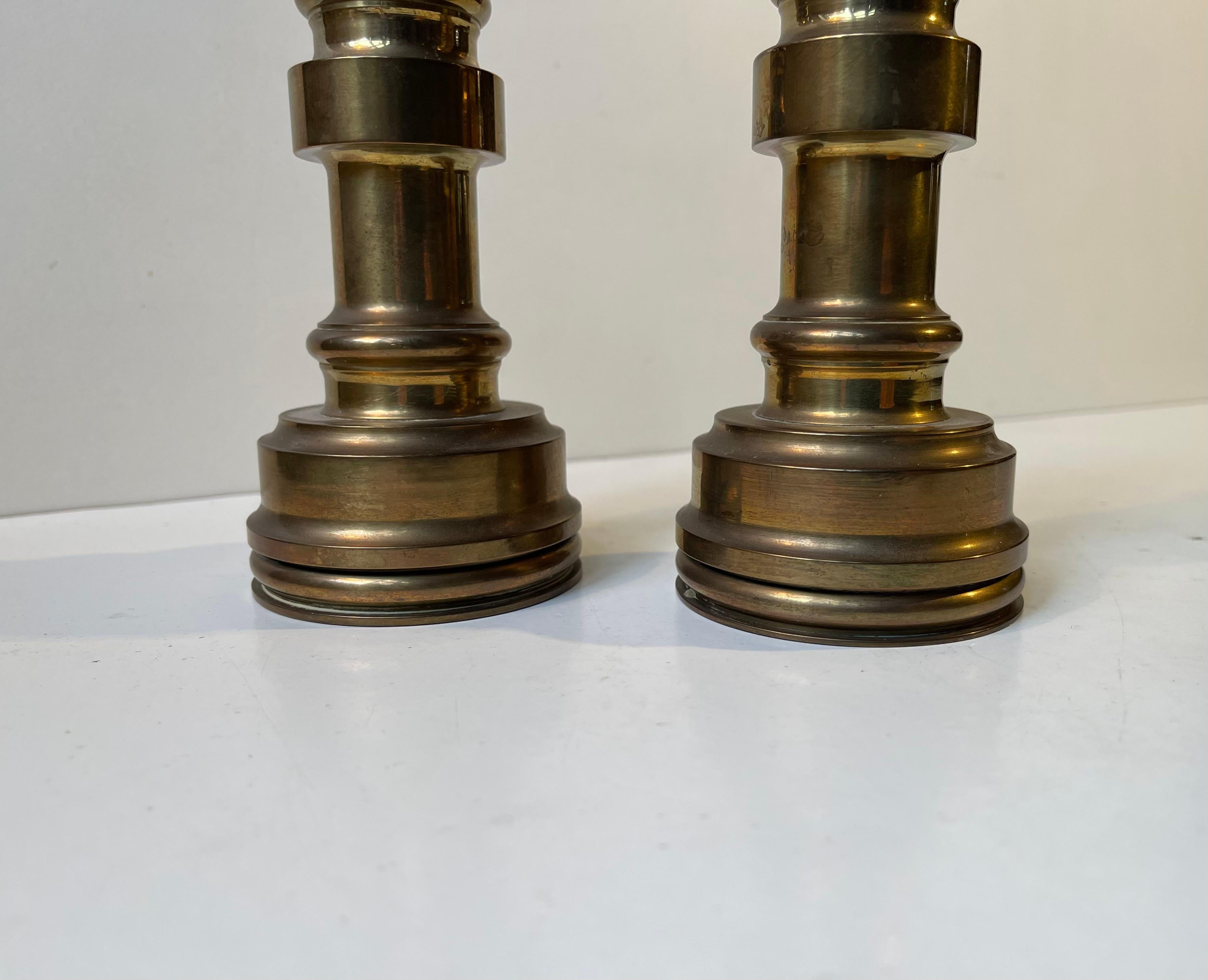 Tornito Candelieri in stile industriale del Medioevo in bronzo in vendita