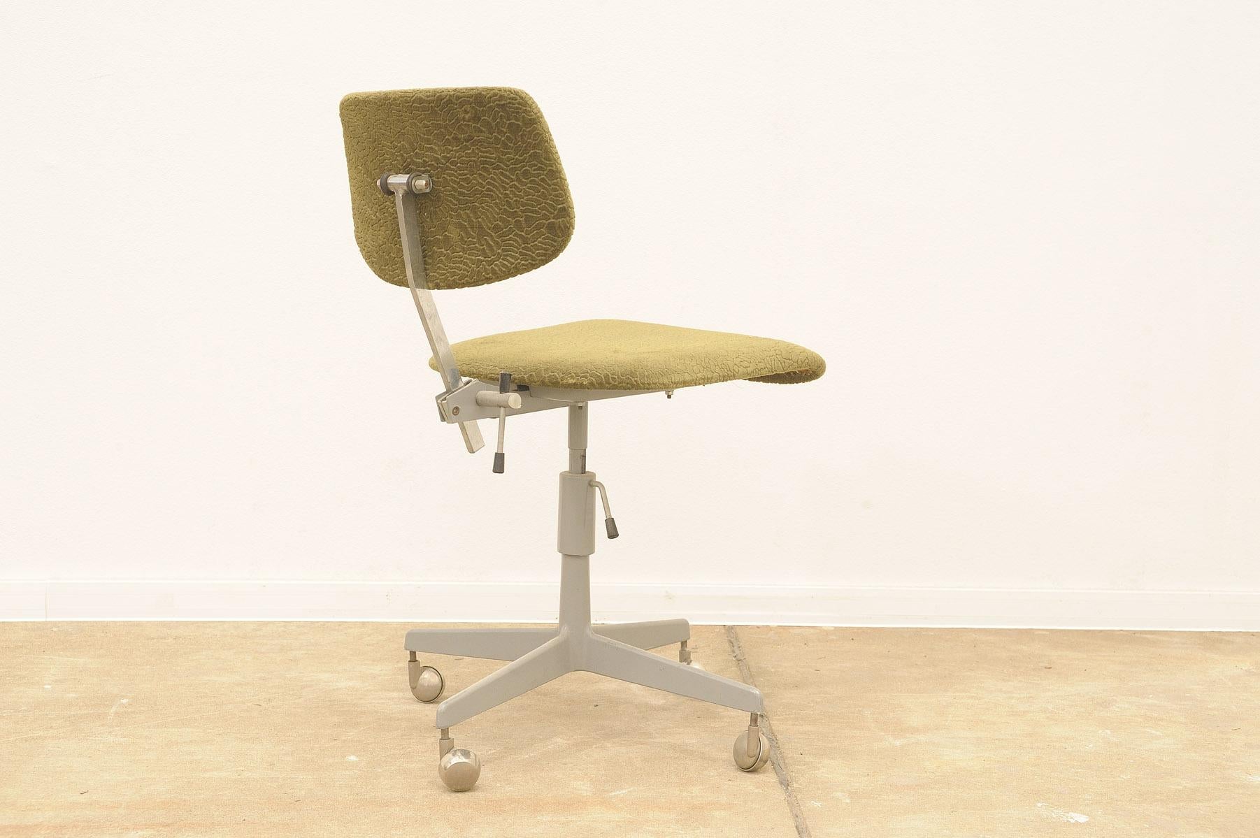  Midcentury Industrial swivel work desk chair by Kovona, 1950´s For Sale 4