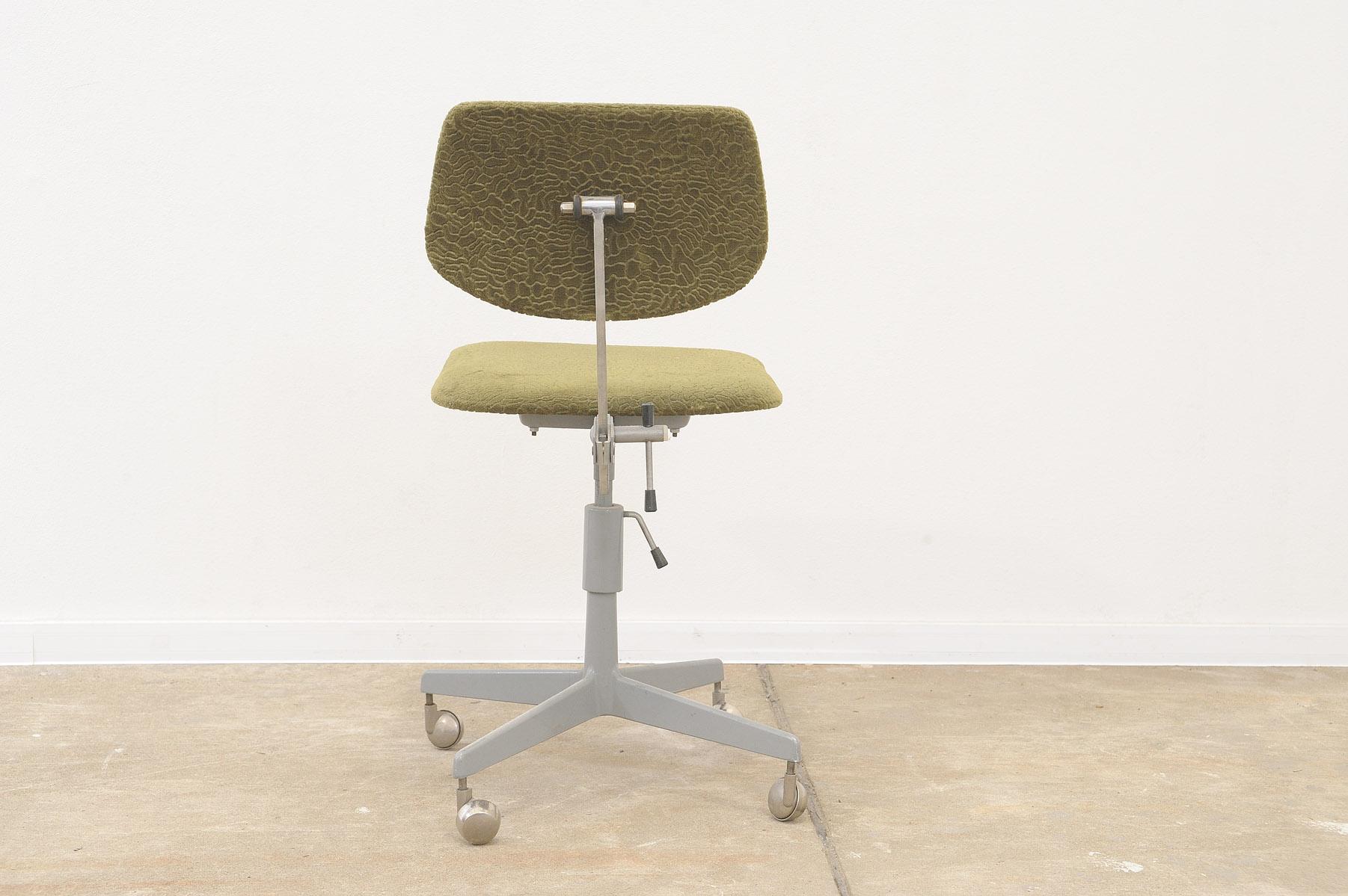  Midcentury Industrial swivel work desk chair by Kovona, 1950´s For Sale 5