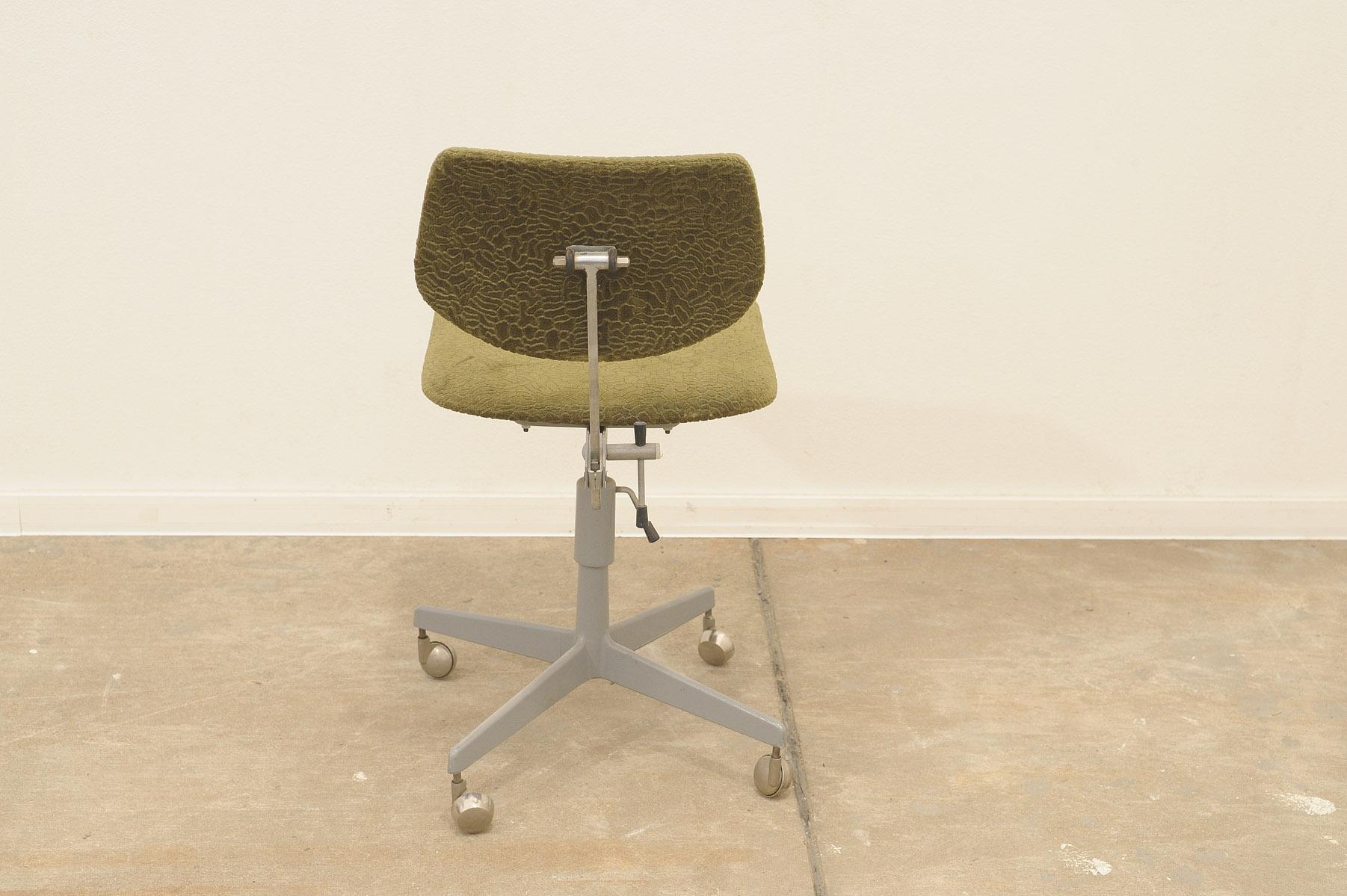  Midcentury Industrial swivel work desk chair by Kovona, 1950´s For Sale 6