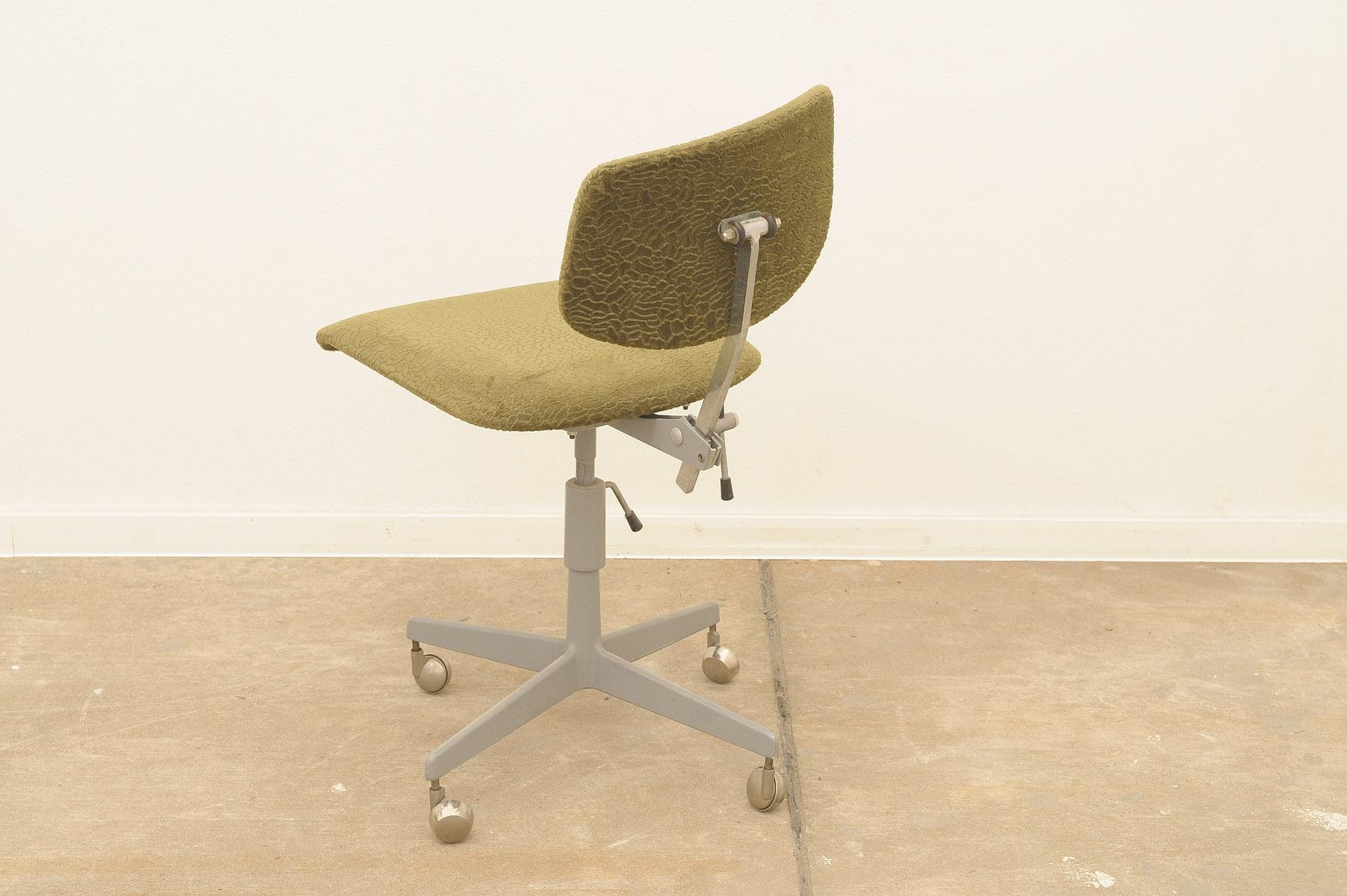  Midcentury Industrial swivel work desk chair by Kovona, 1950´s For Sale 7