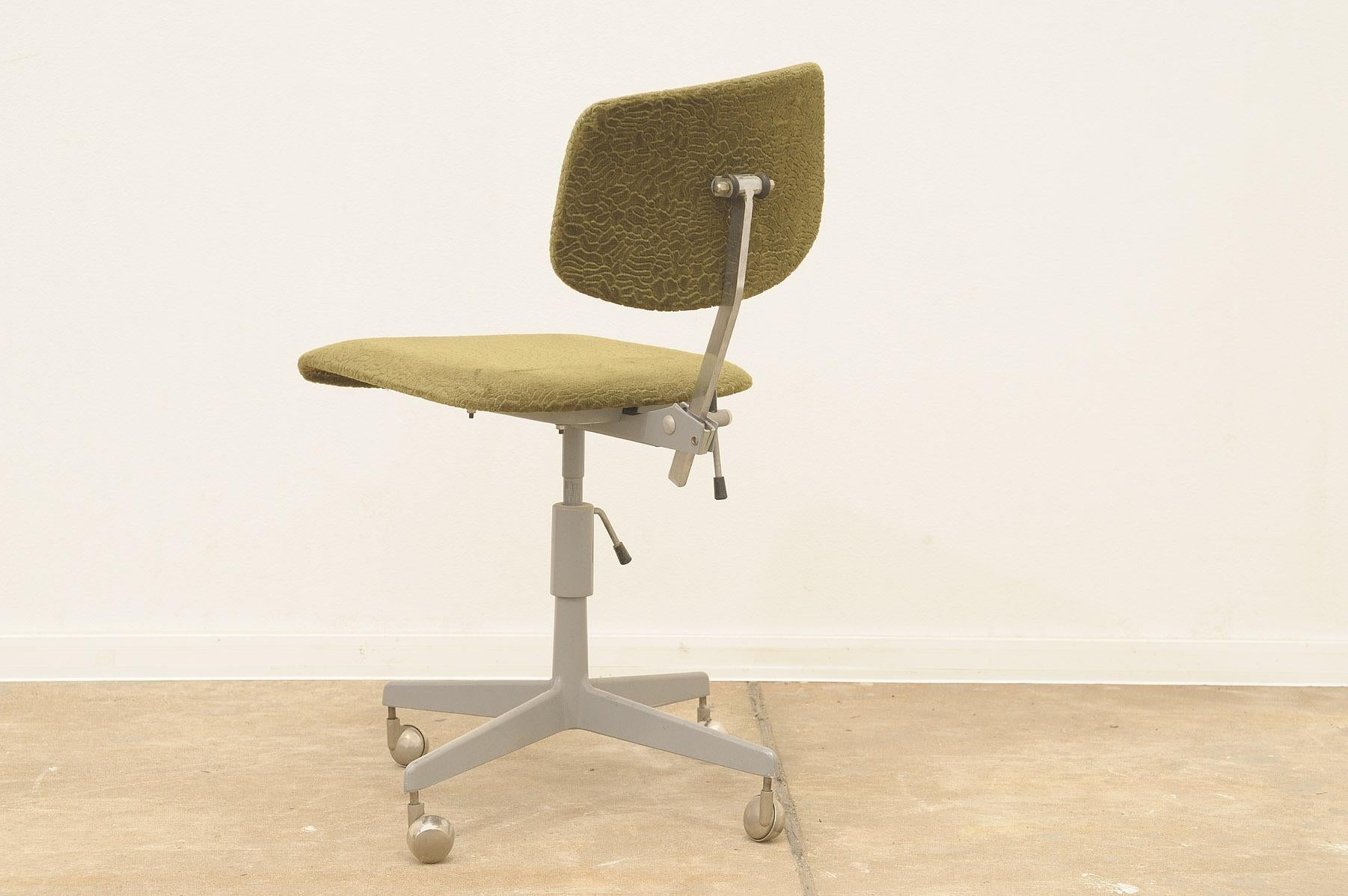  Midcentury Industrial swivel work desk chair by Kovona, 1950´s For Sale 8