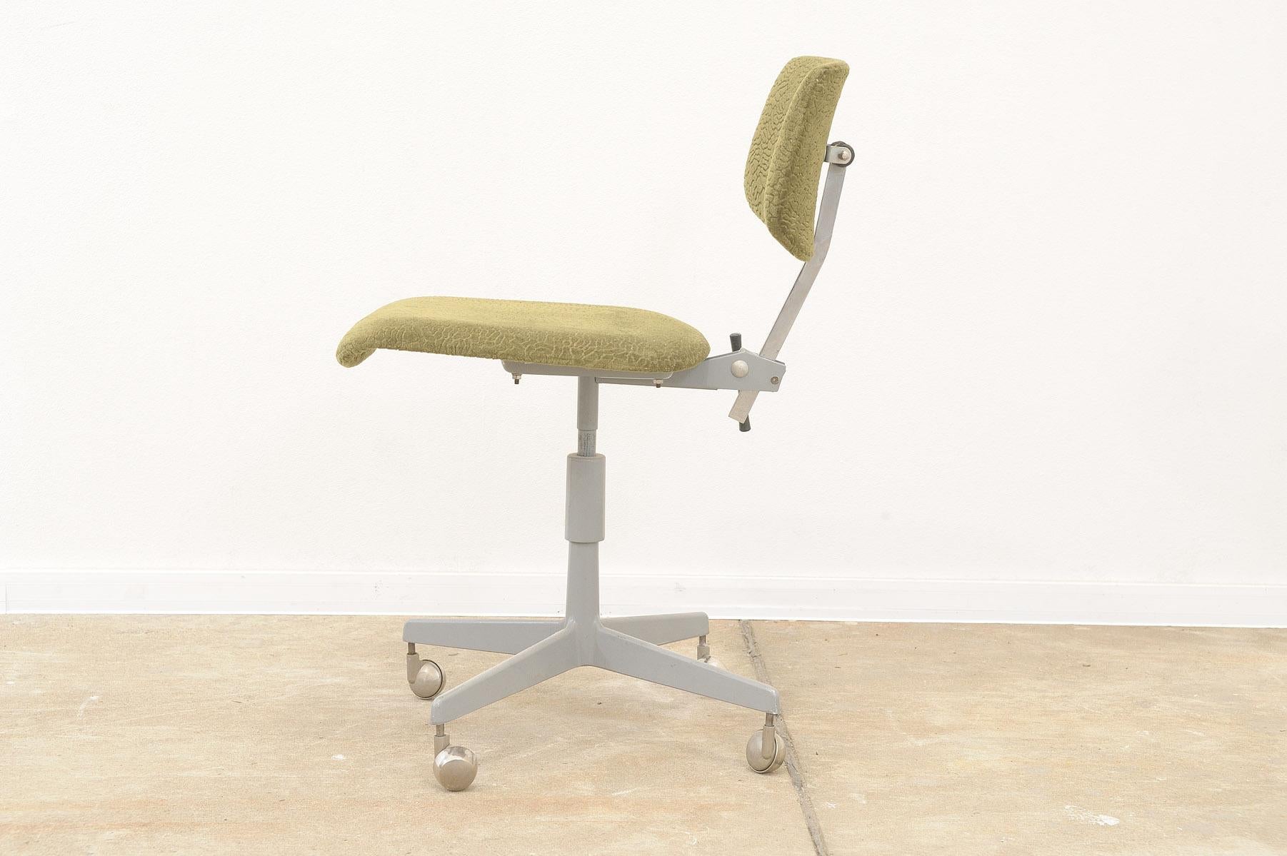  Midcentury Industrial swivel work desk chair by Kovona, 1950´s For Sale 9