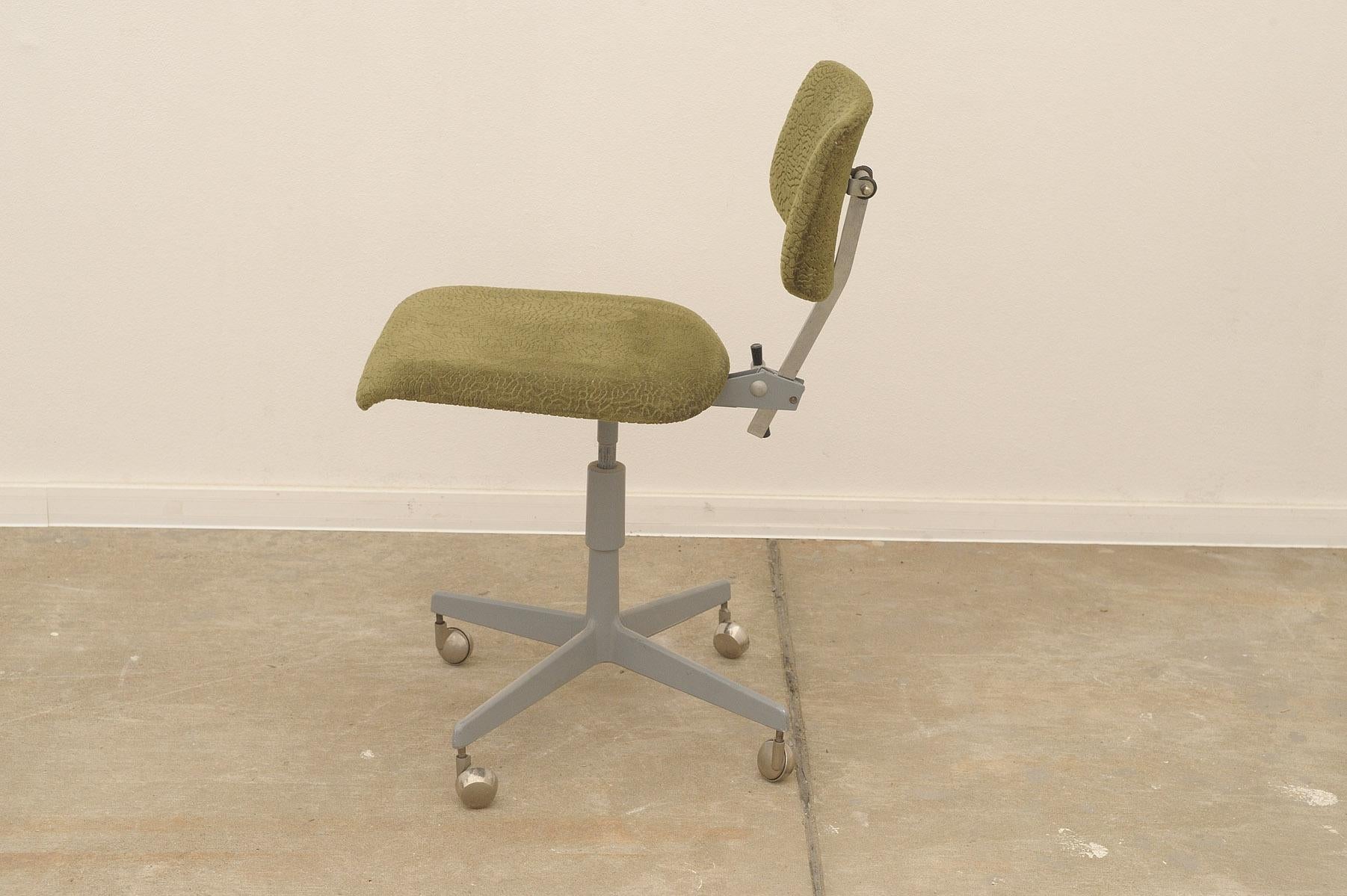Midcentury Industrial swivel work desk chair by Kovona, 1950´s For Sale 9
