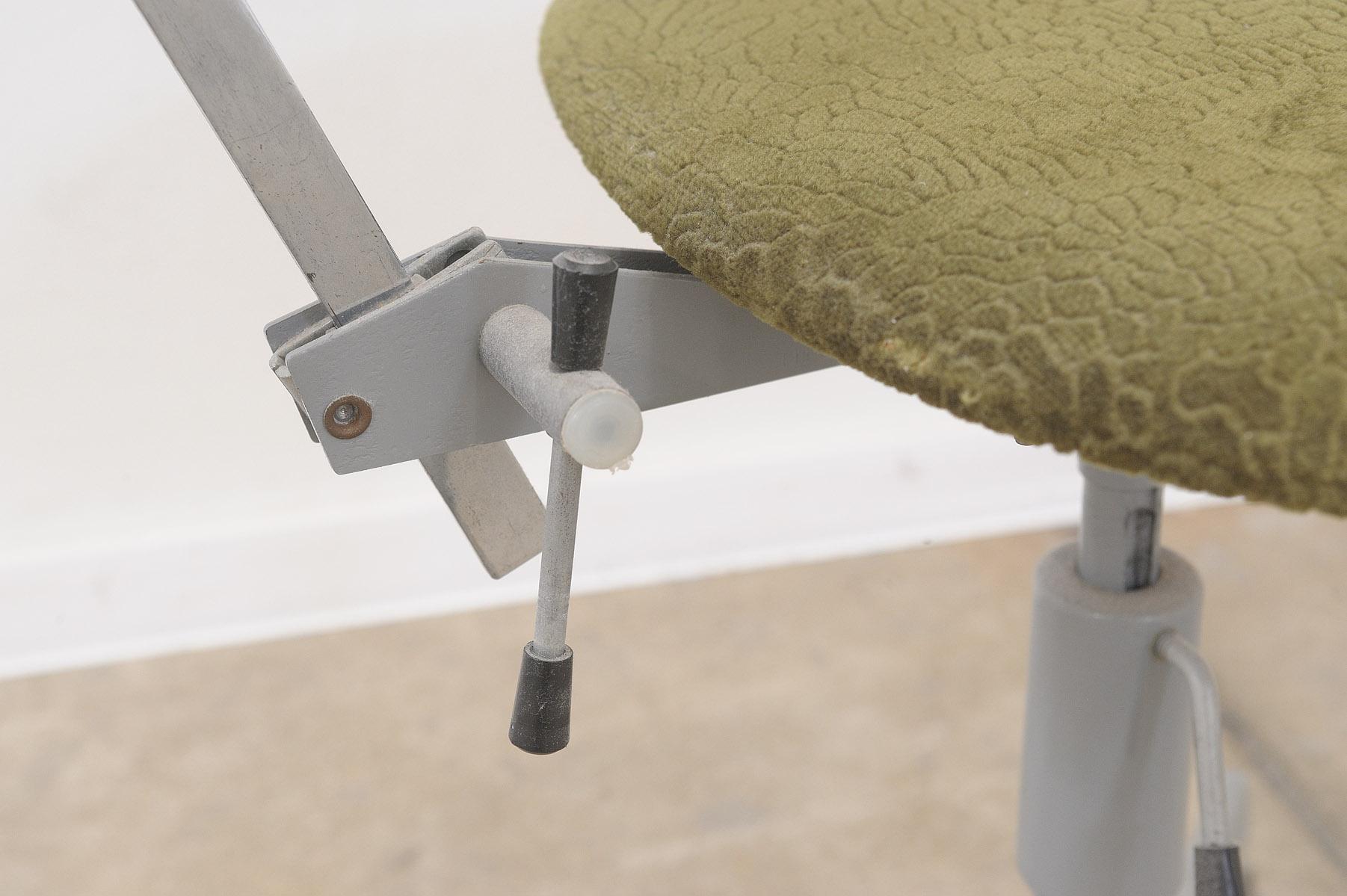 Midcentury Industrial swivel work desk chair by Kovona, 1950´s For Sale 10