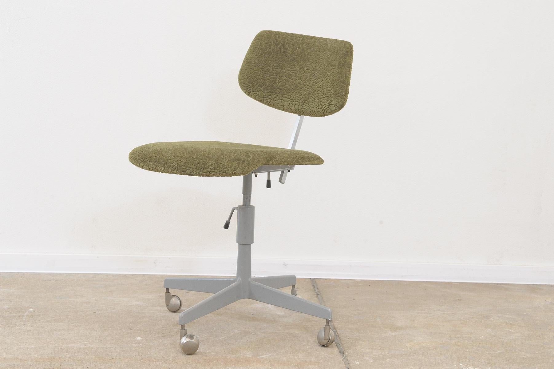 Cette chaise de bureau industrielle du milieu du siècle a été fabriquée par la société Kovona dans les années 1950.

Entièrement fonctionnel, réglable, pivotant. Fabriqué en plastique, en tissu et en fer.

En bon état Vintage, montrant de légers