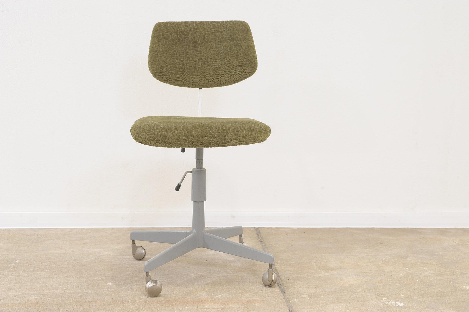 Mid-Century Modern  Midcentury Industrial swivel work desk chair by Kovona, 1950´s For Sale