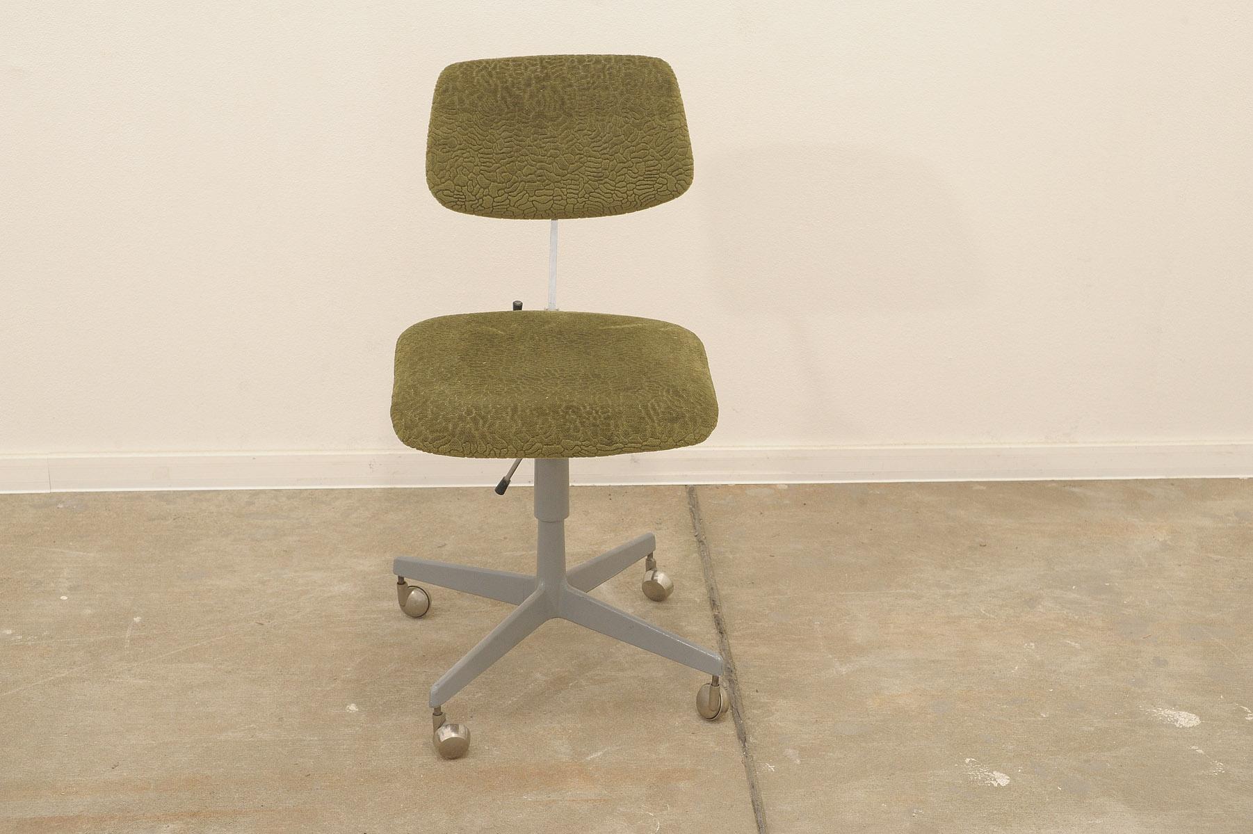 Czech Midcentury Industrial swivel work desk chair by Kovona, 1950´s For Sale