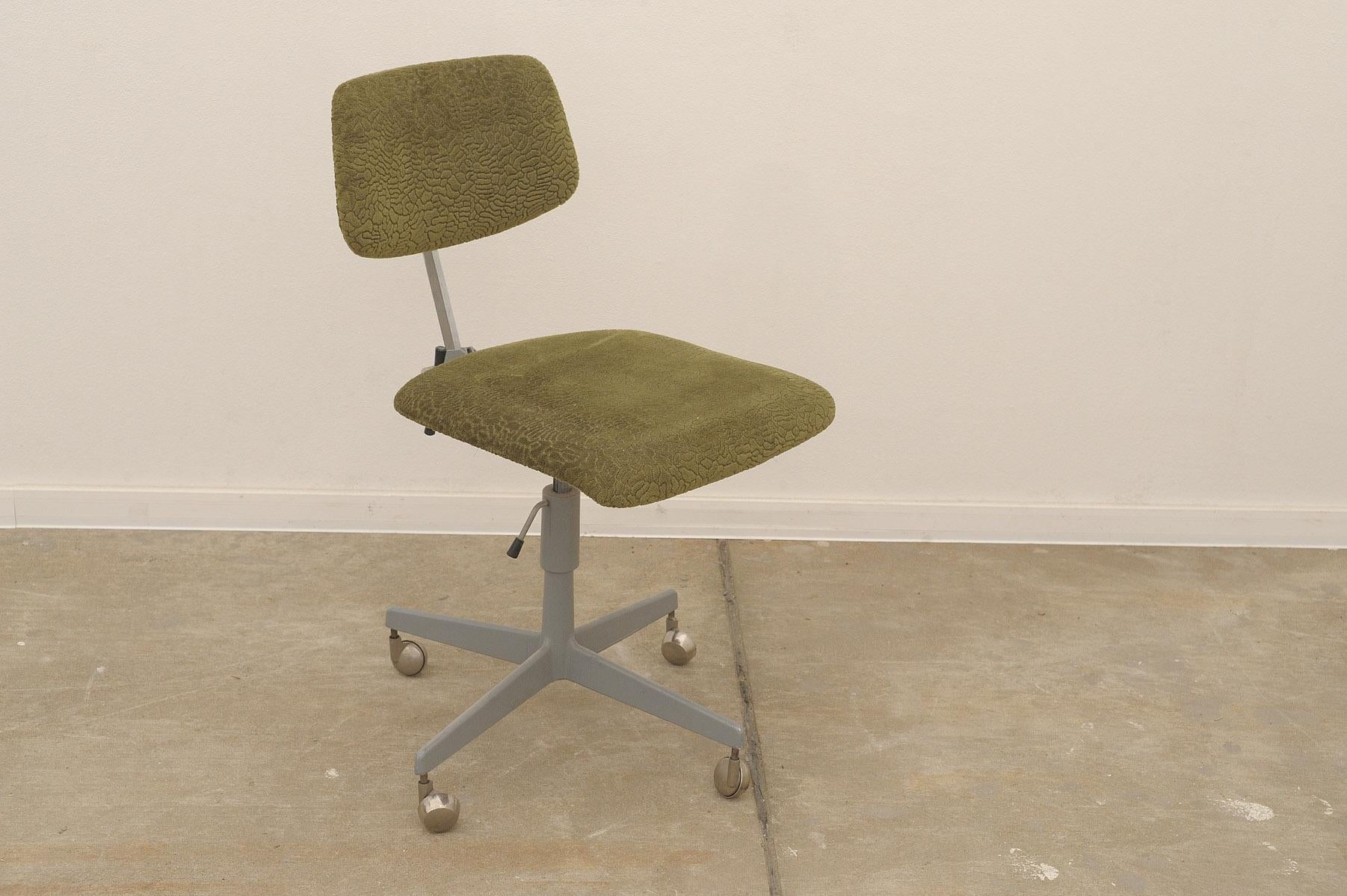 Midcentury Industrial swivel work desk chair by Kovona, 1950´s In Good Condition For Sale In Prague 8, CZ