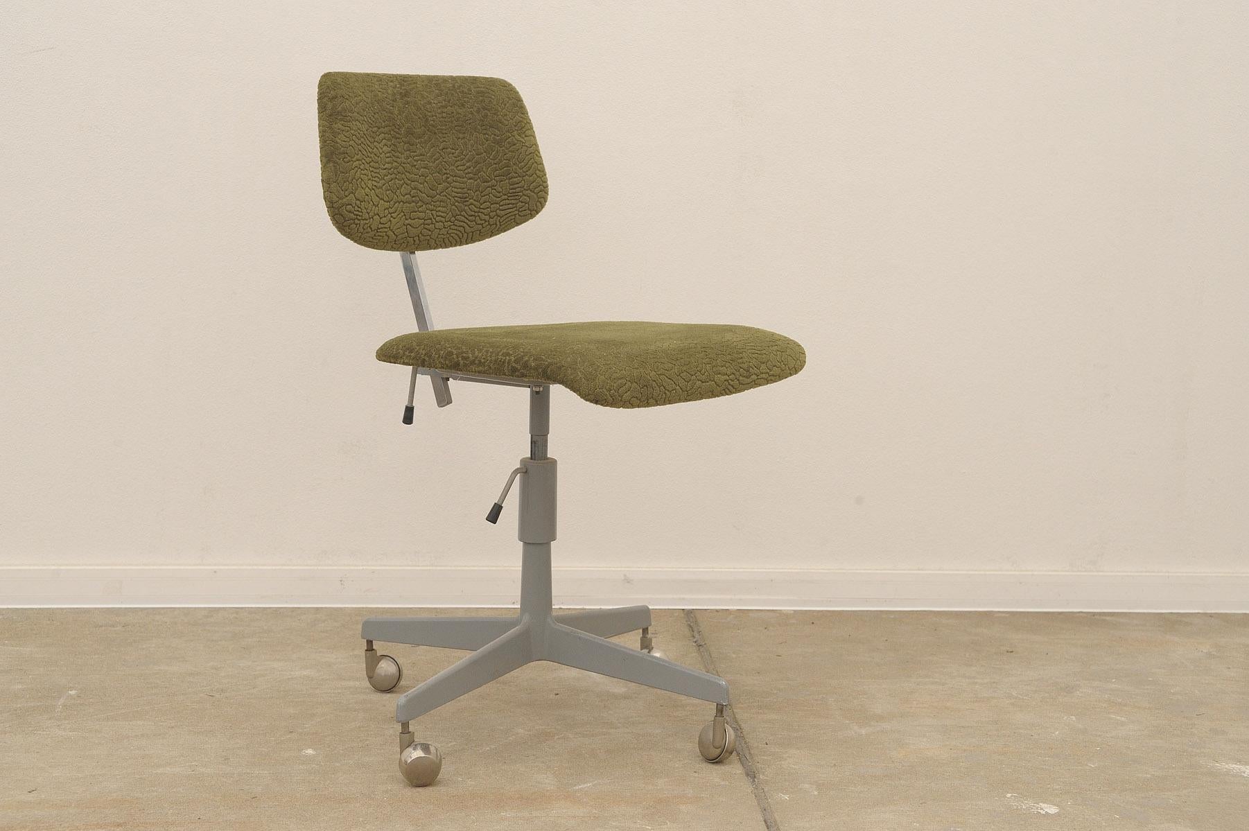 Fabric  Midcentury Industrial swivel work desk chair by Kovona, 1950´s For Sale