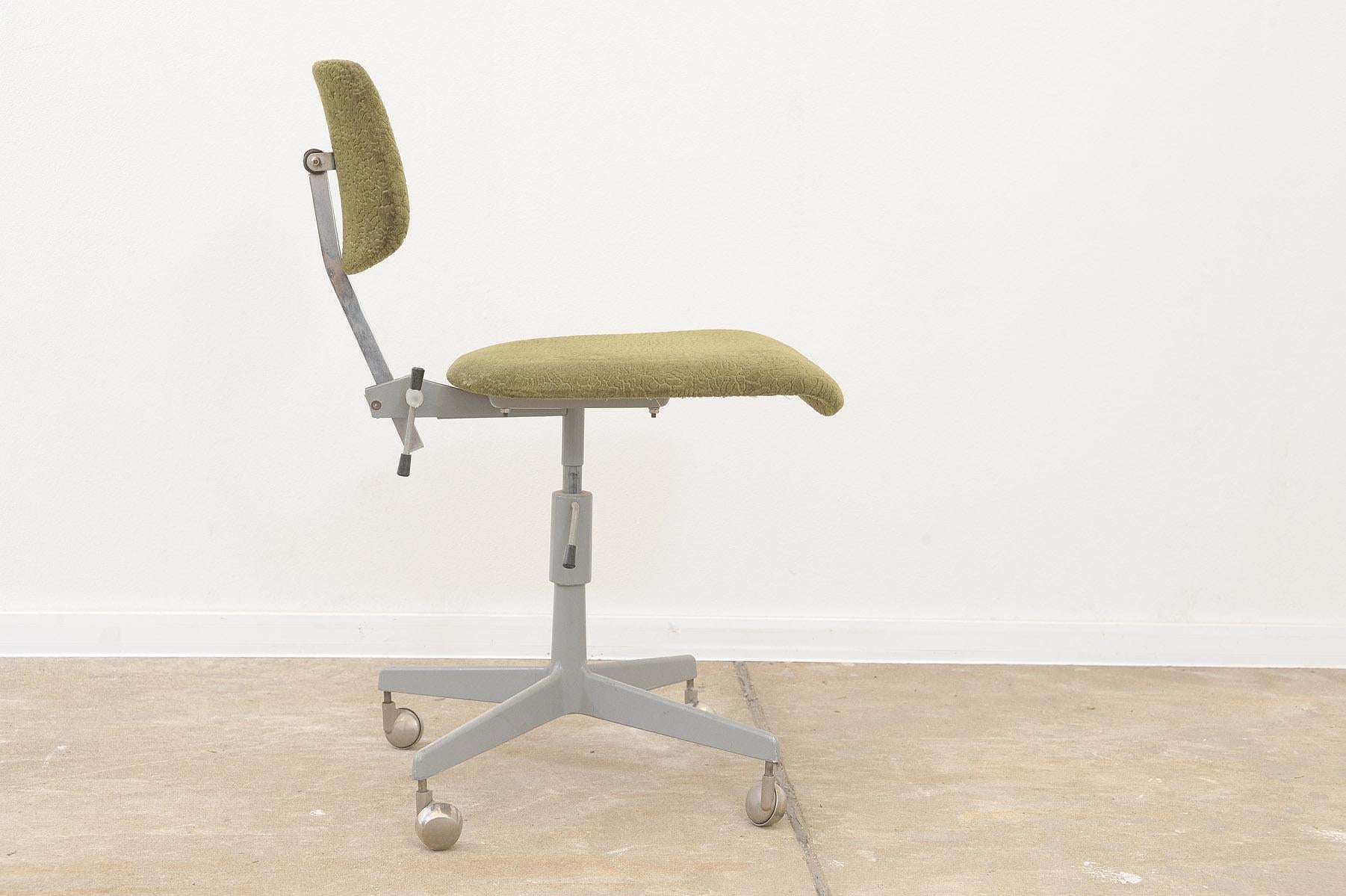 Fabric Midcentury Industrial swivel work desk chair by Kovona, 1950´s For Sale