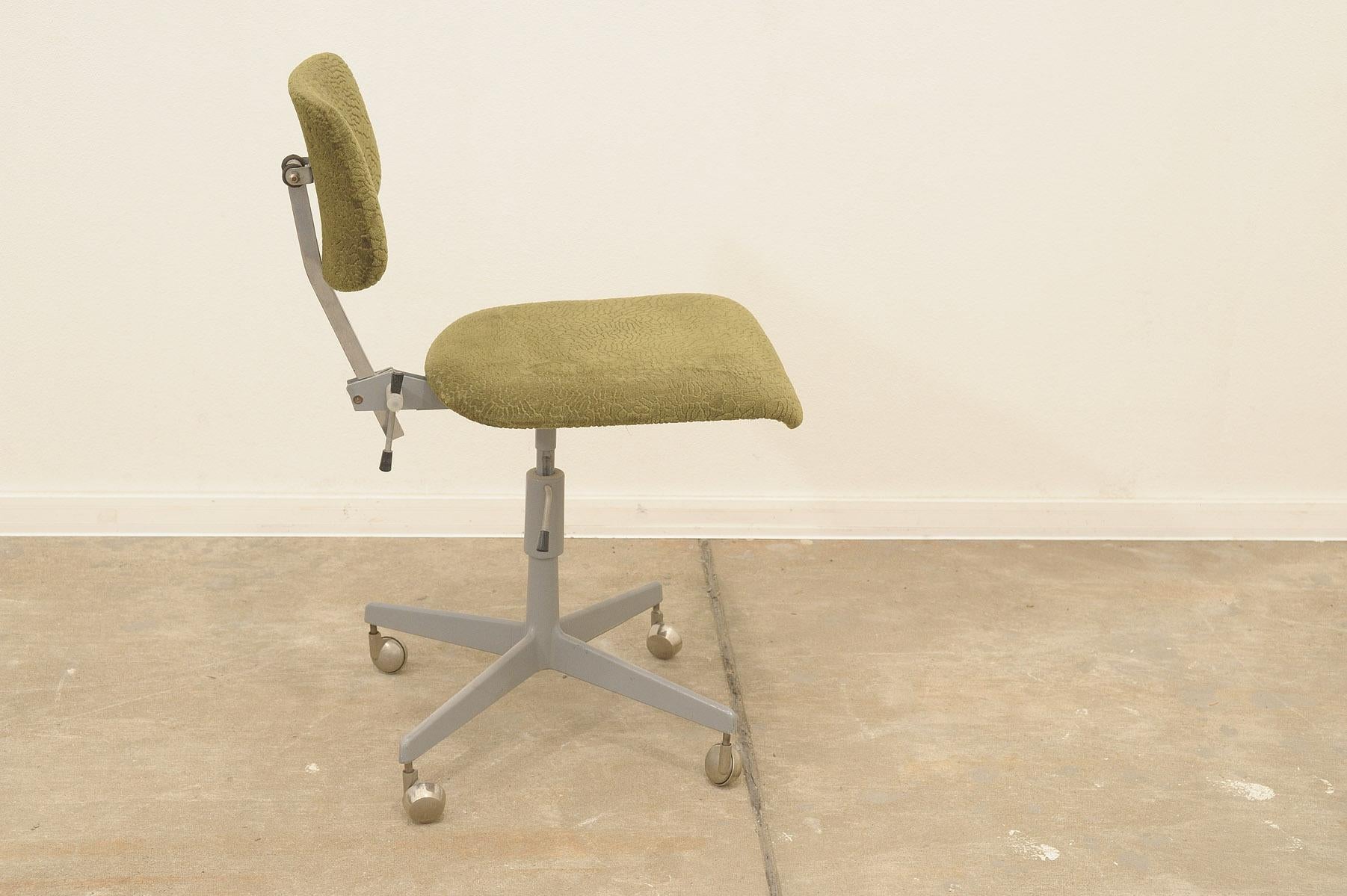Midcentury Industrial swivel work desk chair by Kovona, 1950´s For Sale 1