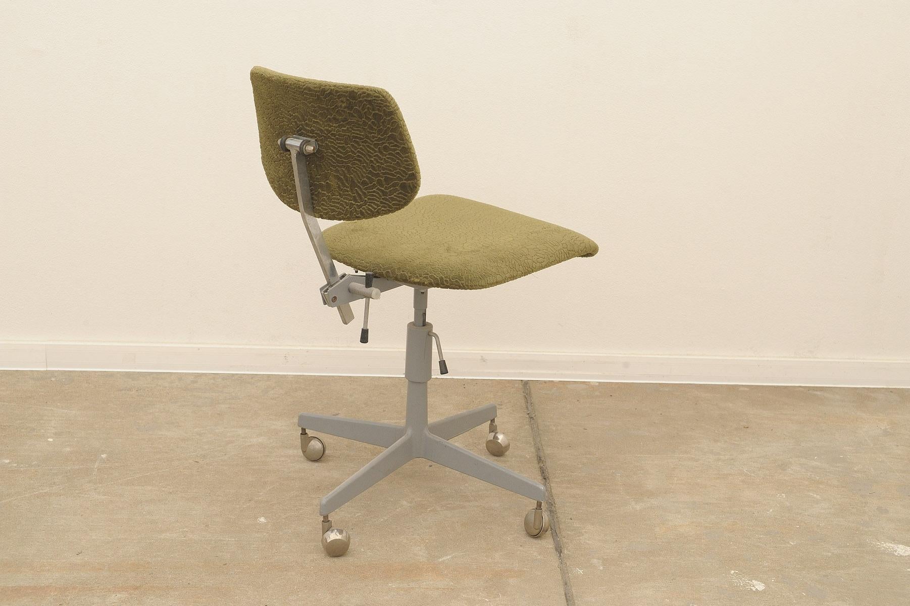 Chaise de bureau pivotante industrielle du milieu du siècle par Kovona, années 1950 en vente 2