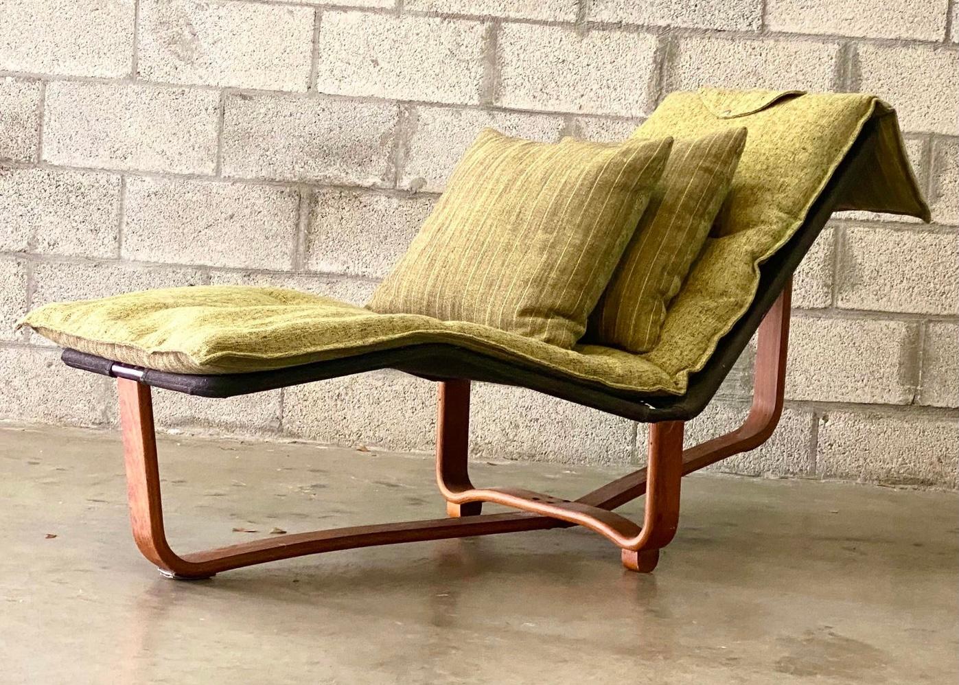 Exceptional midcentury chaise lounge. Designed by Ingmar Relling and produced by Westnofa. Beautiful bent wood floating frame with a reversible cushion. Acquired from a Palm Beach estate.