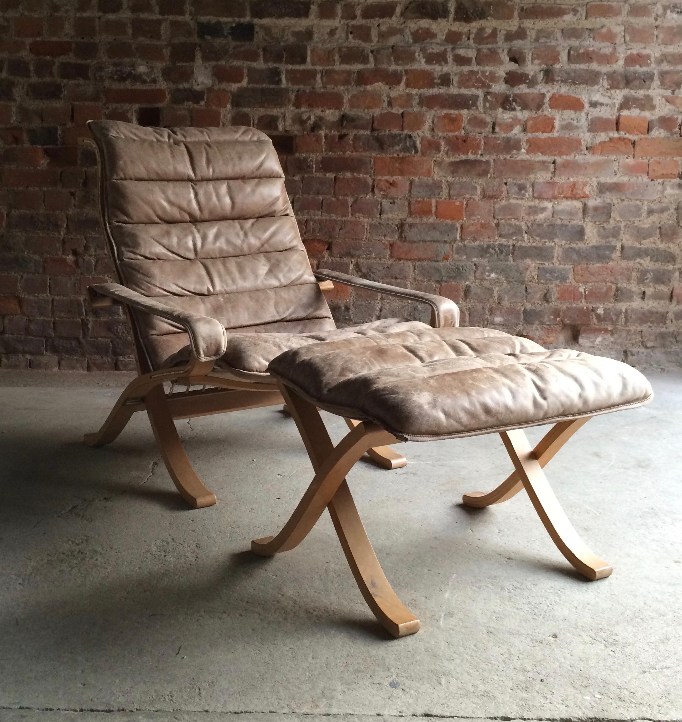 Fabulous midcentury Norwegian Ingmar Relling design for Westnofa Siesta leather Flex lounge chair with matching ottoman, circa 1960, wonderful campaign style with folding frame and leather strap to arms, quilted light brown removable leather