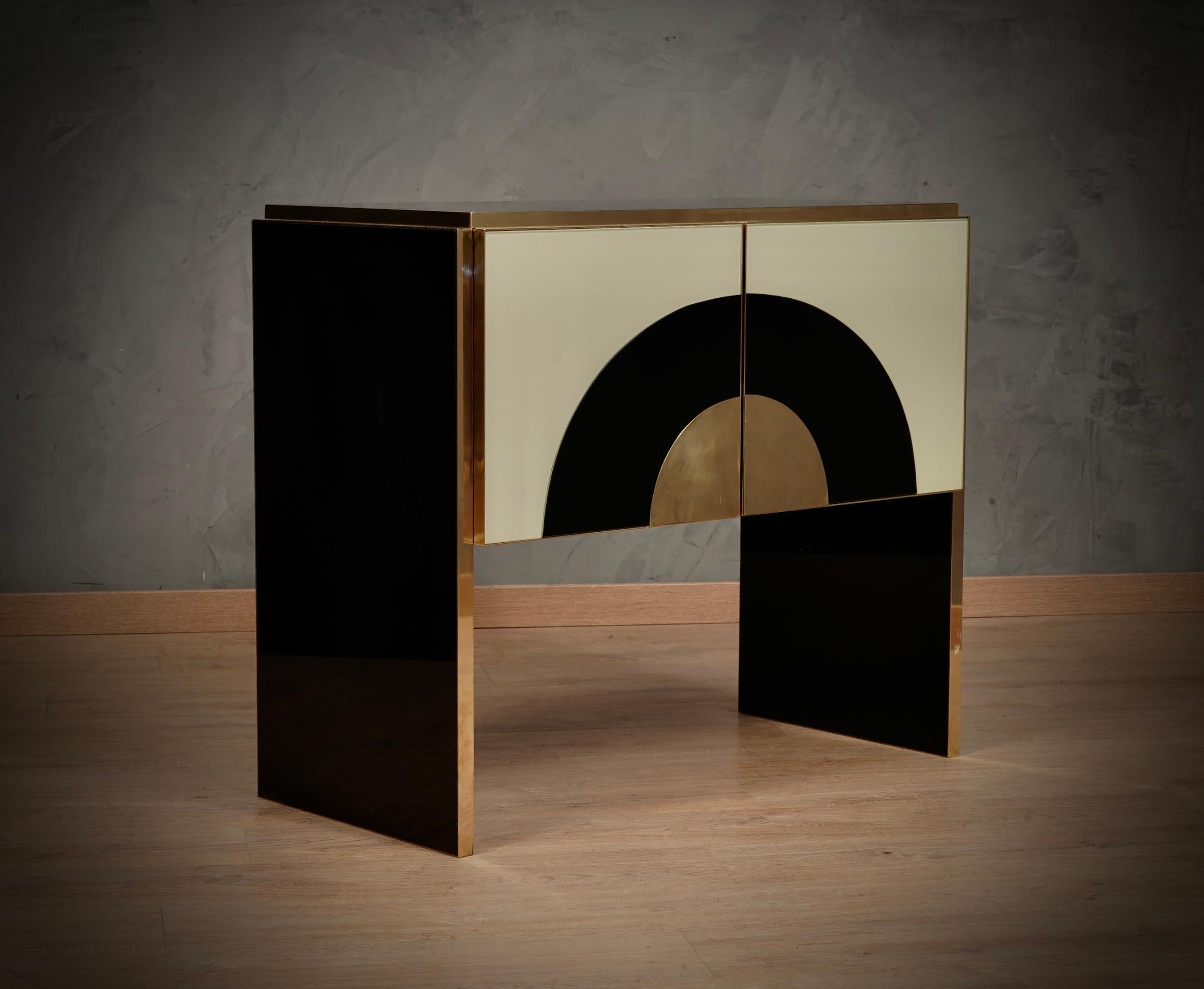 A unique sideboard of its kind for its originality and for the choice of materials. Simple but refined design, note the veneer and polished very well in the internal part. Note the rich design of the doors, with smooth colored glass interspaced with
