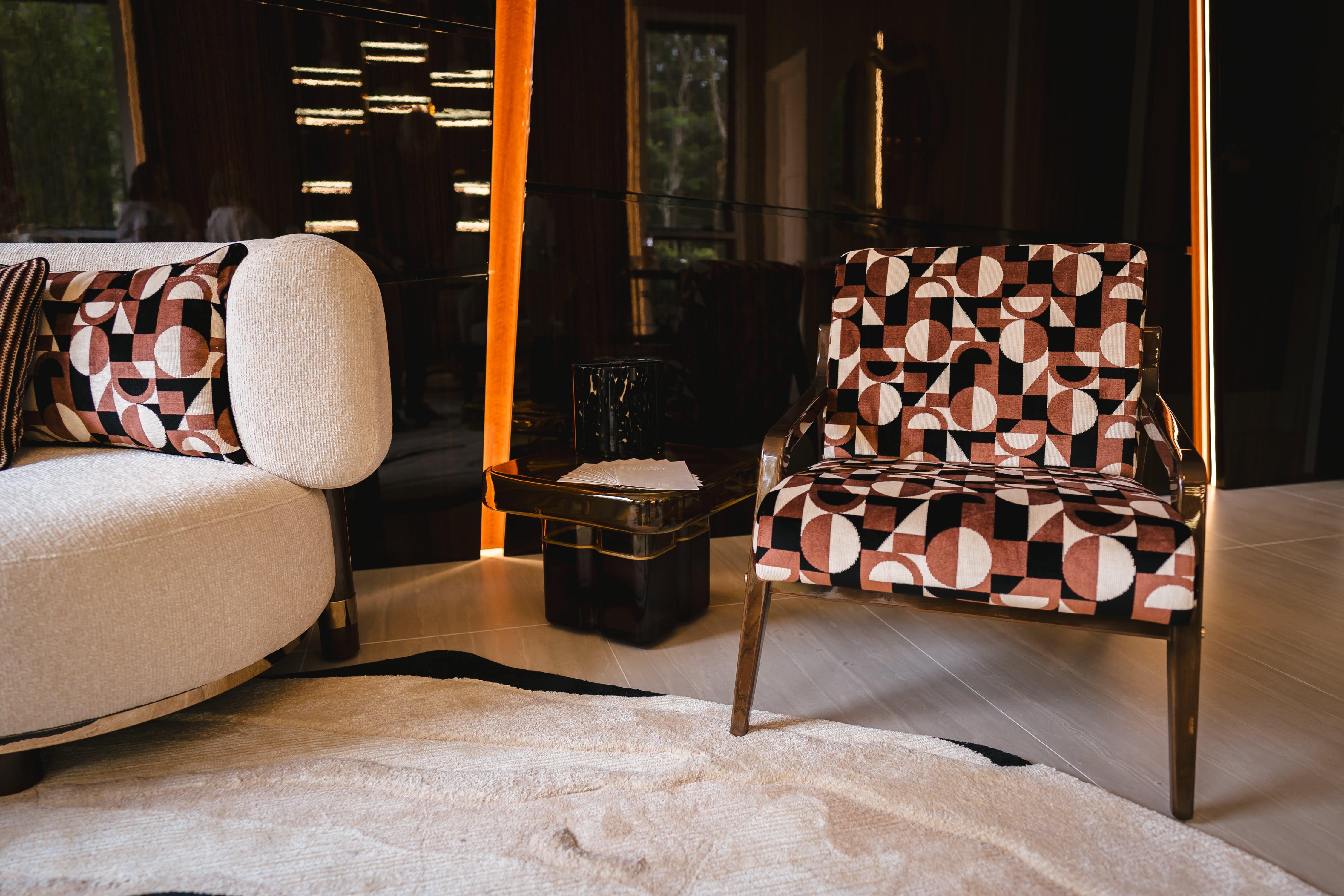 Vom Midcentury inspirierter Ticol-Sessel mit orangefarbenem Stoff und schwarzem Gestell im Angebot 2