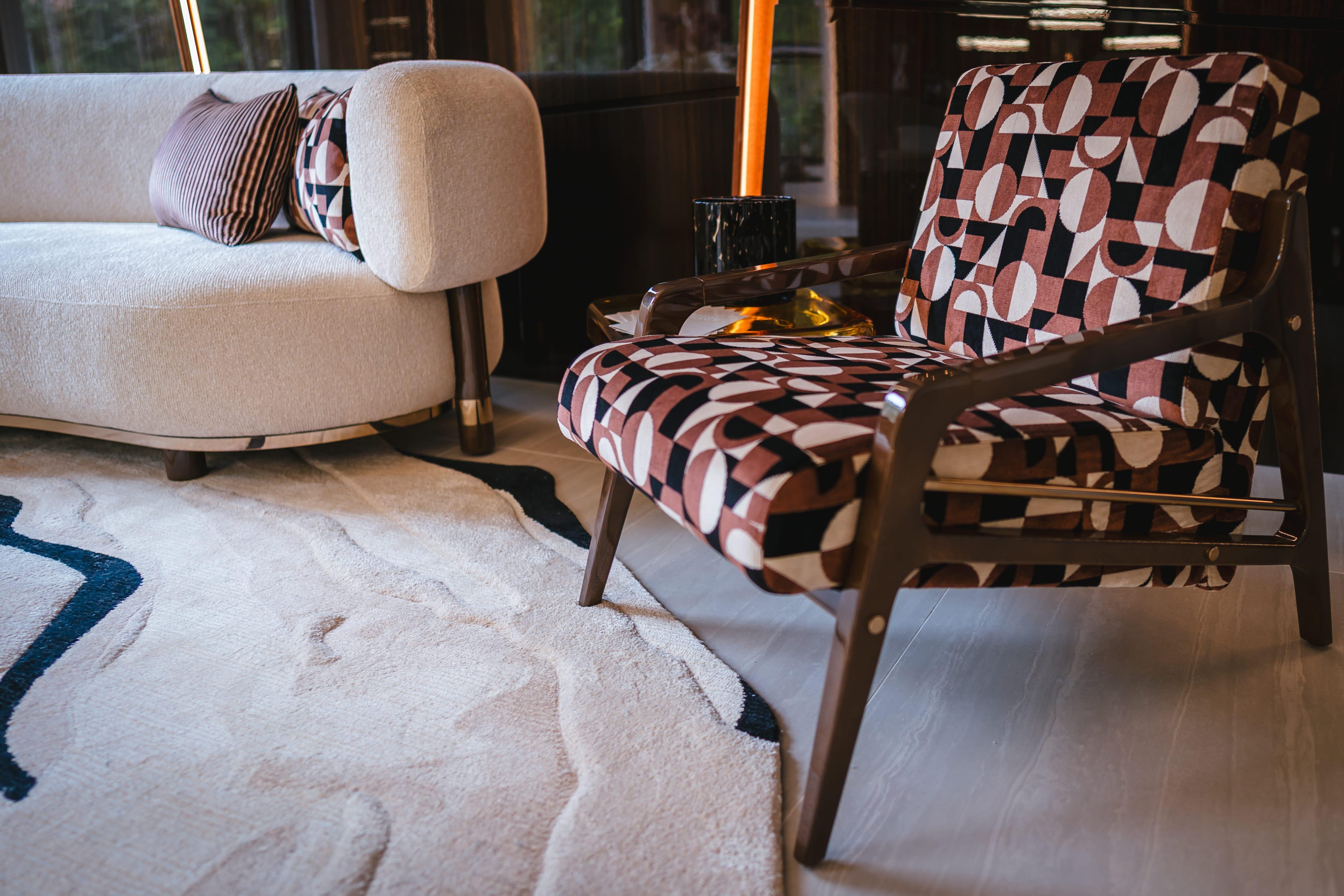 Vom Midcentury inspirierter Ticol-Sessel mit orangefarbenem Stoff und schwarzem Gestell im Angebot 1