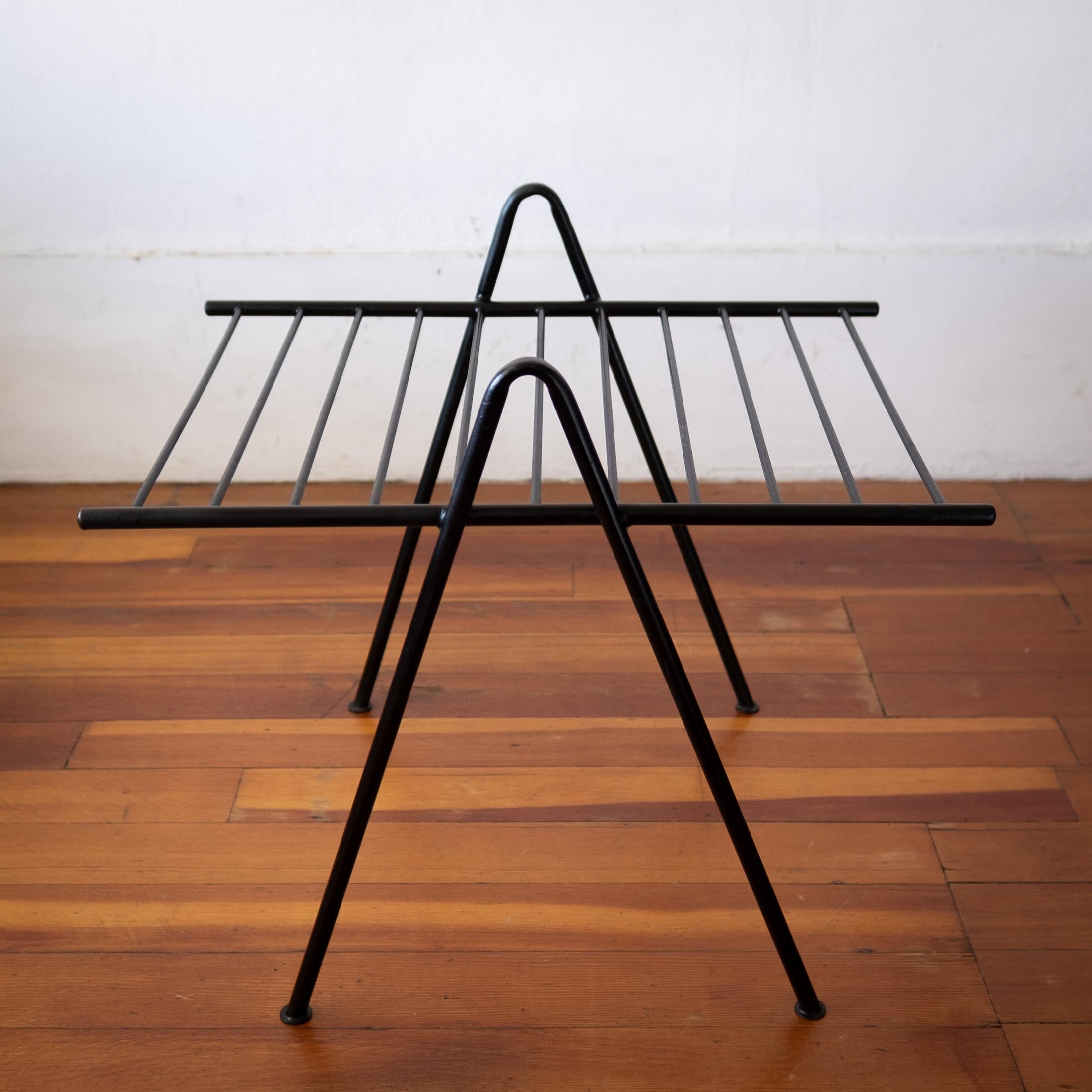 Table ou porte-revues en fer A-Frame du milieu du siècle. Un design architectural et polyvalent. Peut aussi servir de table à plateau. 1950s.
 