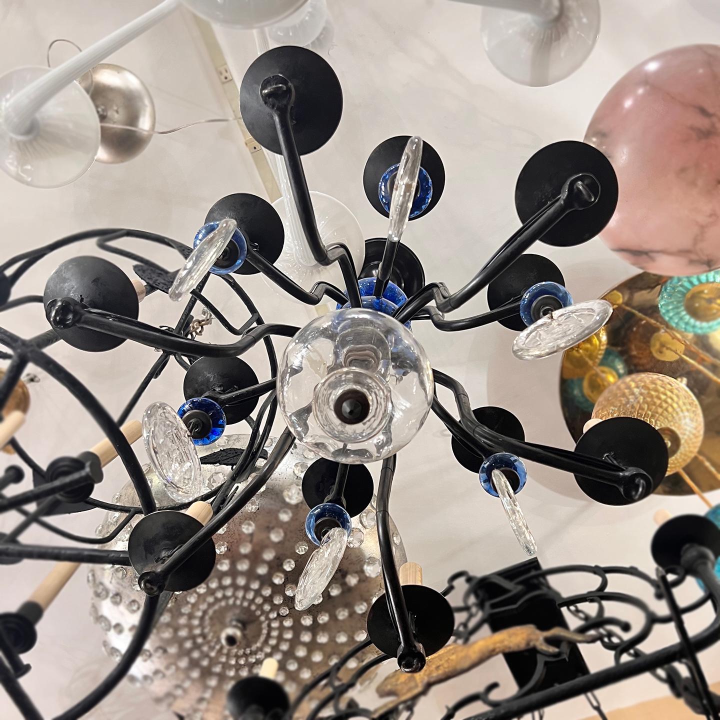 Araña de hierro y cristal azul de mediados de siglo finales del siglo XX en venta