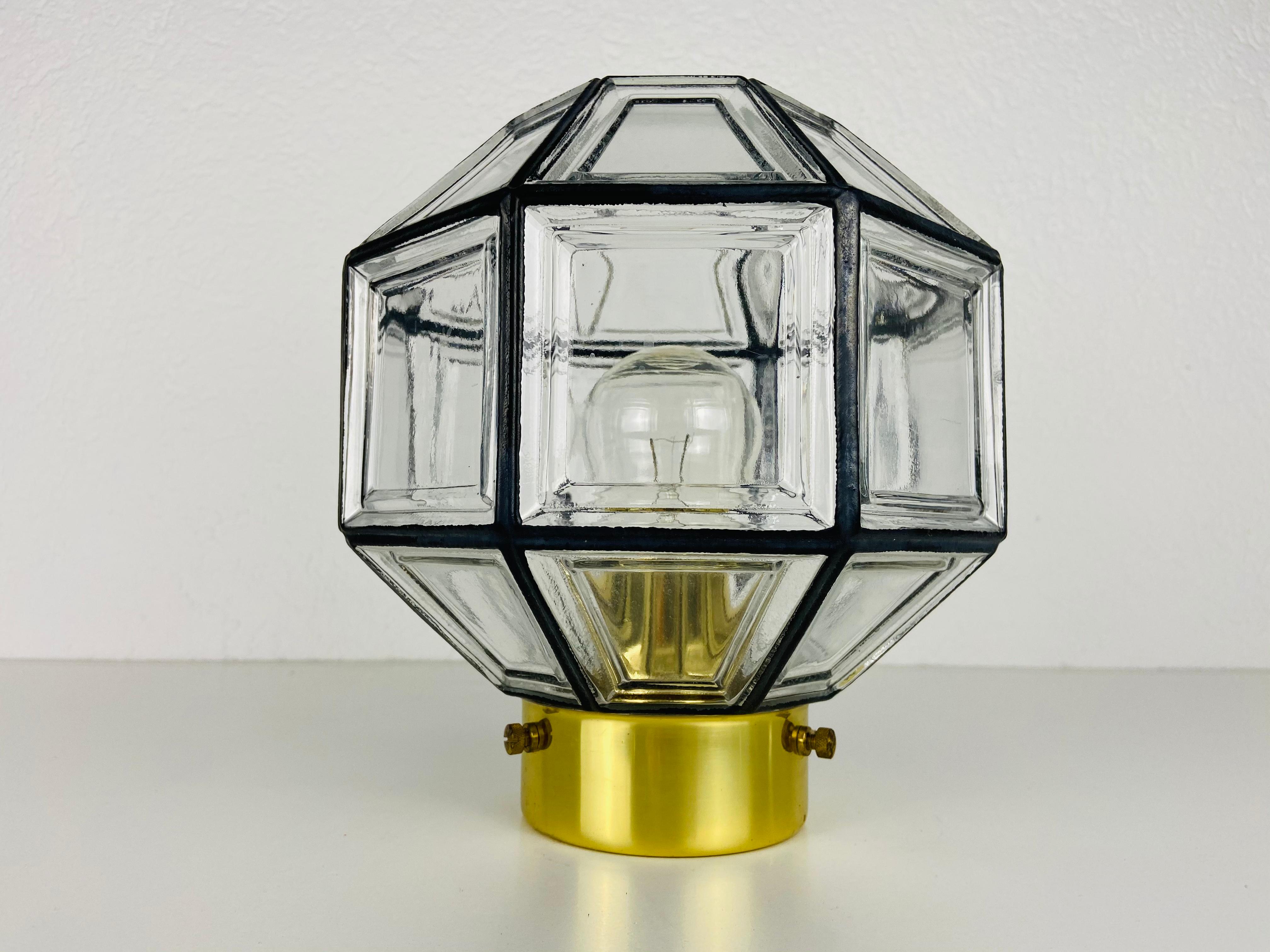 Une monture encastrée moderne du milieu du siècle par Glashütte Limburg, fabriquée dans les années 1960 en Allemagne. Il est fascinant avec sa belle forme et son verre à bulles. Le luminaire a un très beau design minimaliste.

La lampe nécessite