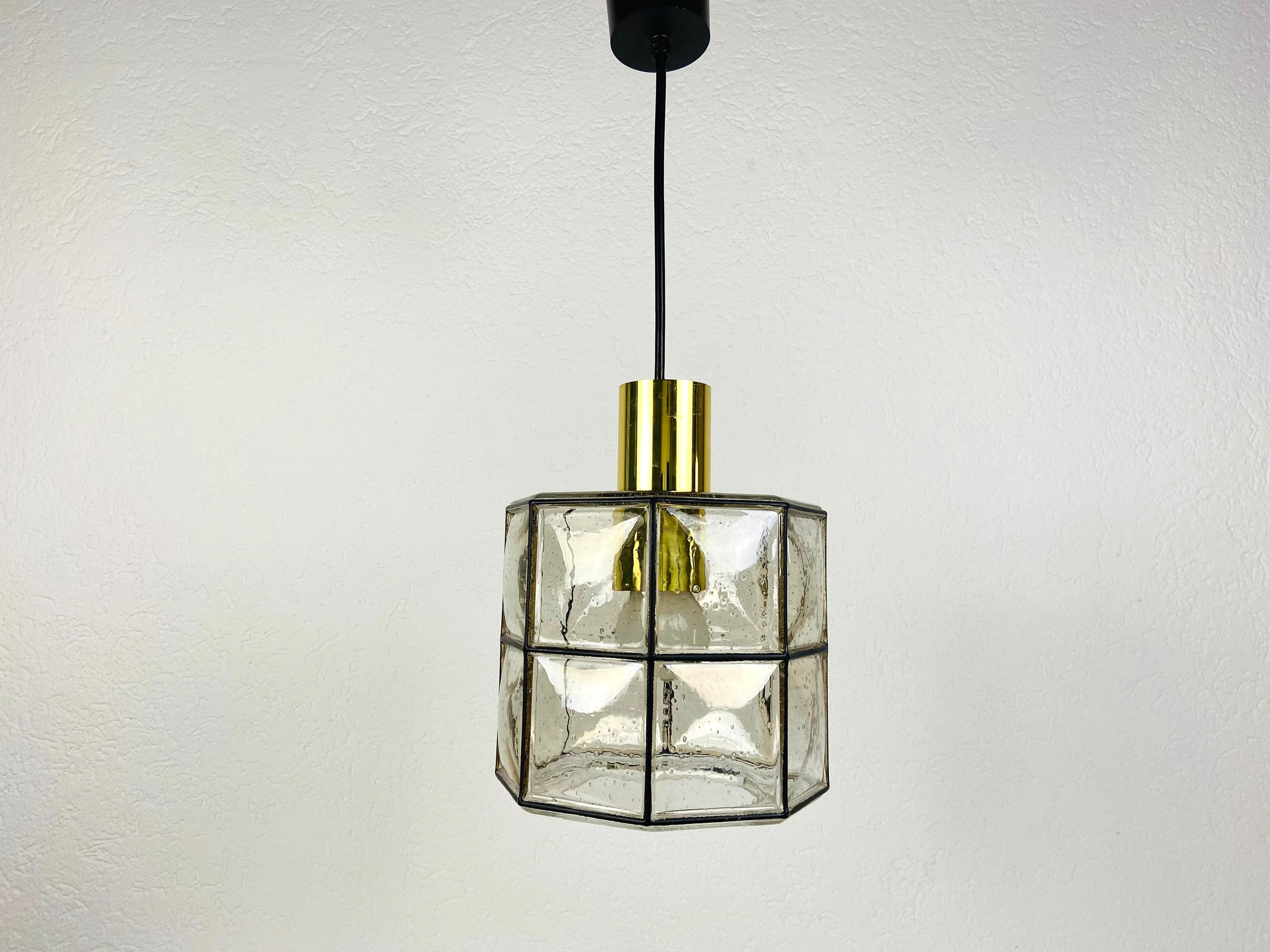 Lampe suspendue en fer et verre à bulles de Glashütte Limburg, années 1960 en vente 3