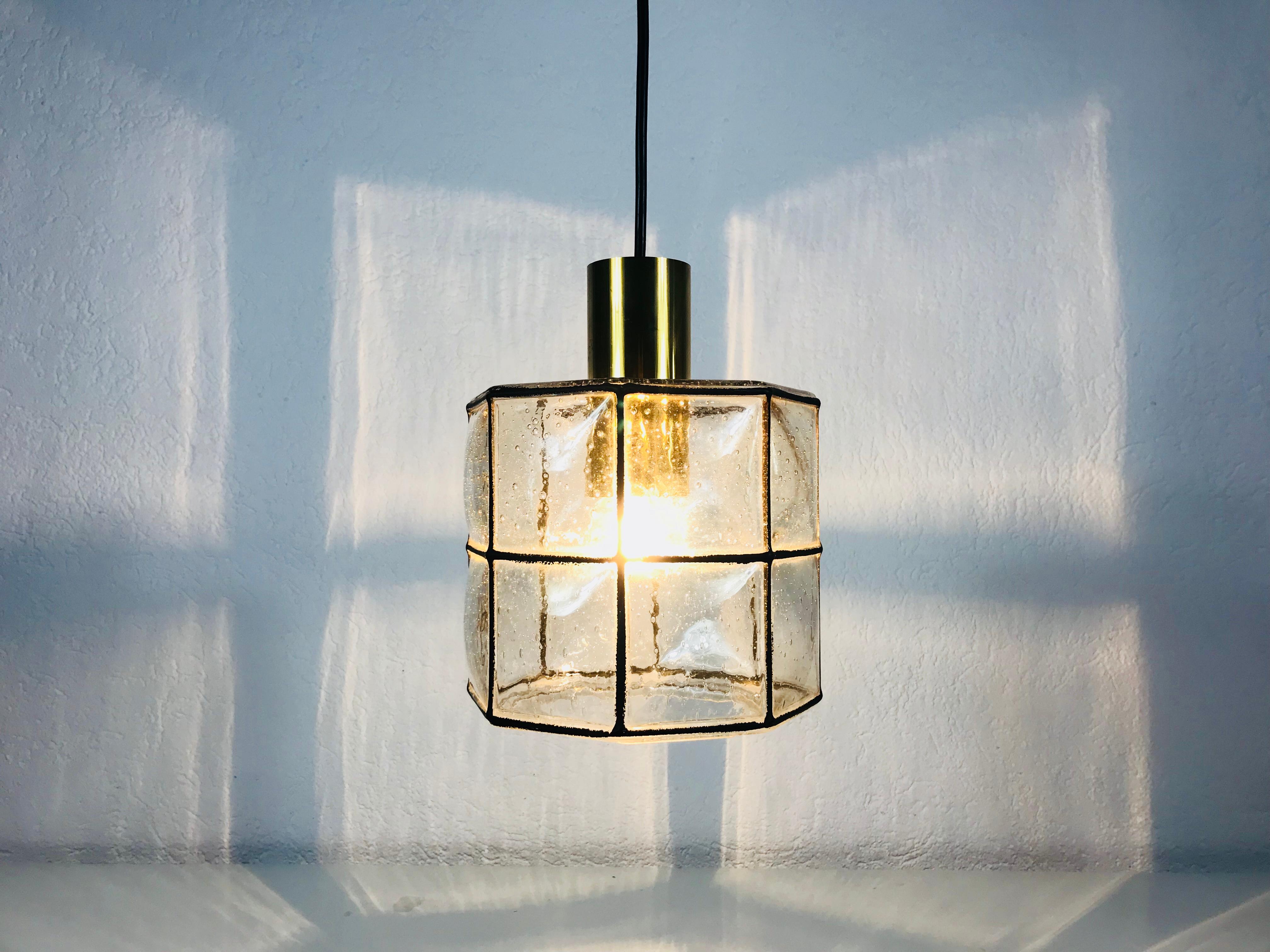 Eine Mid-Century Modern Pendelleuchte von Glashütte Limburg aus den 1960er Jahren in Deutschland. Sie fasziniert mit ihrer schönen quadratischen Form und dem Blasenglas. Die Leuchte hat ein sehr schönes, minimalistisches Design.

Die Leuchte