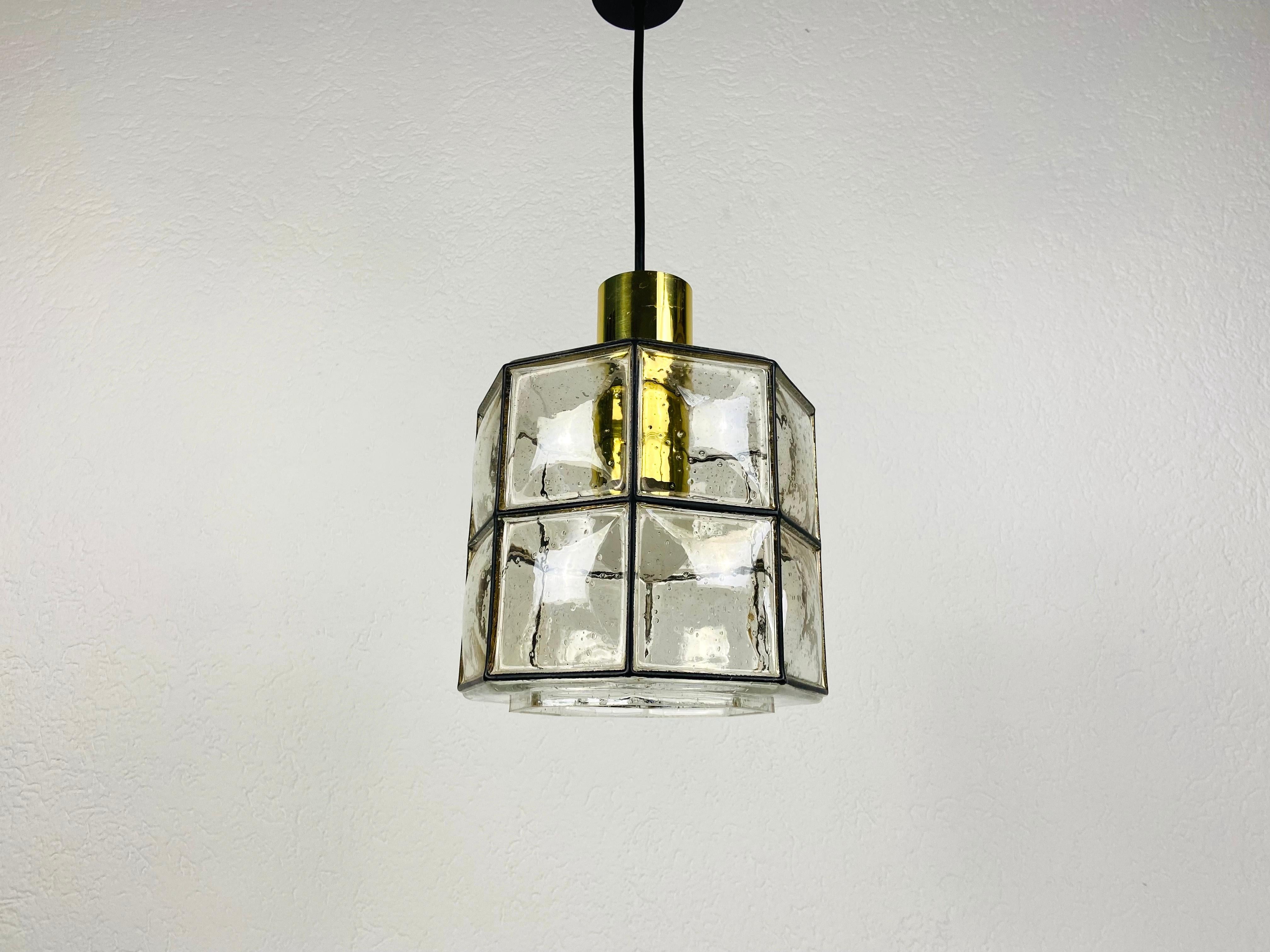 Une lampe suspendue de style moderne du milieu du siècle par Glashütte Limburg, fabriquée dans les années 1960 en Allemagne. Il est fascinant avec sa belle forme et son verre à bulles. Le luminaire a un très beau design minimaliste.

La lampe