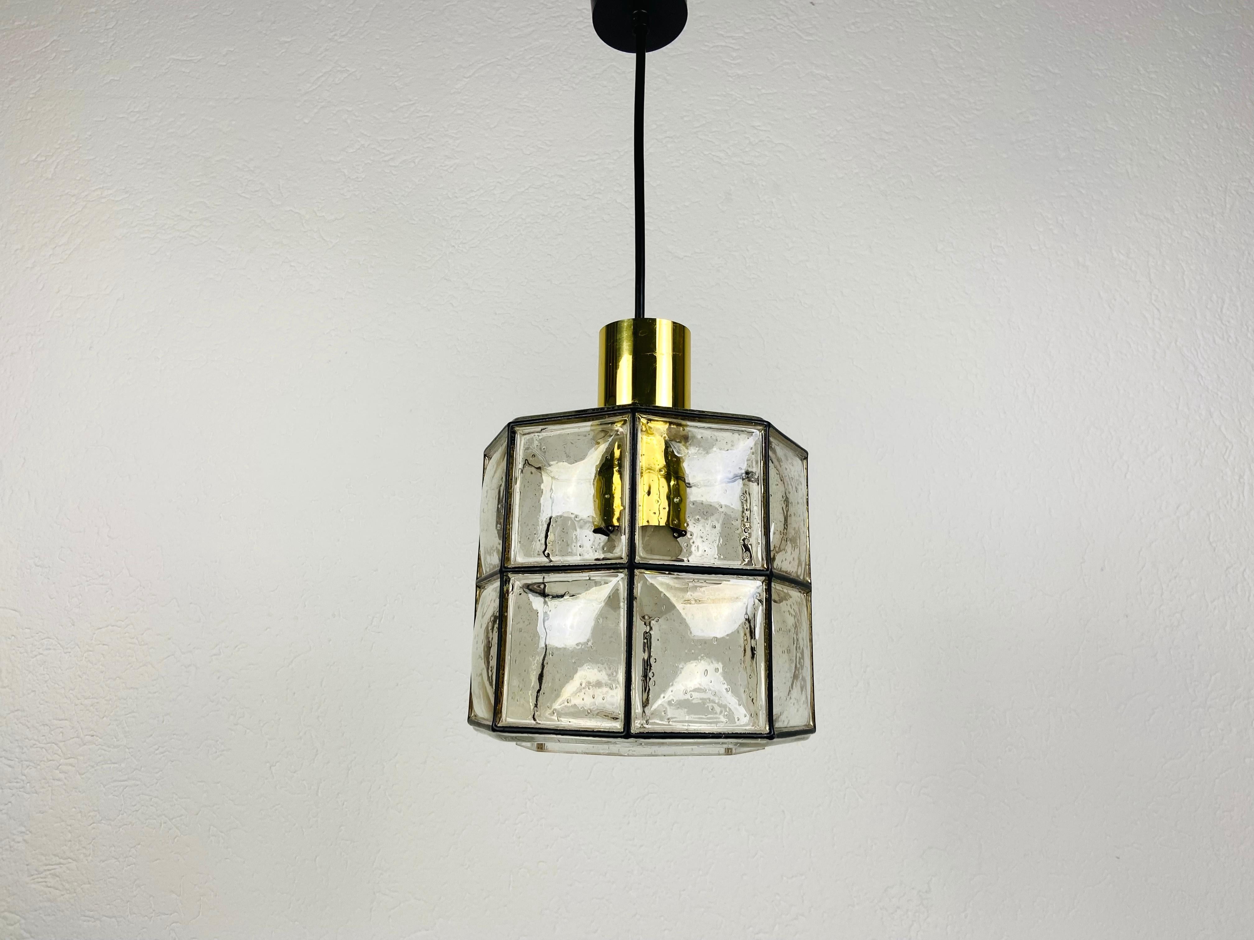 Mid-Century Modern Lampe suspendue en fer et verre à bulles de Glashütte Limburg, années 1960 en vente