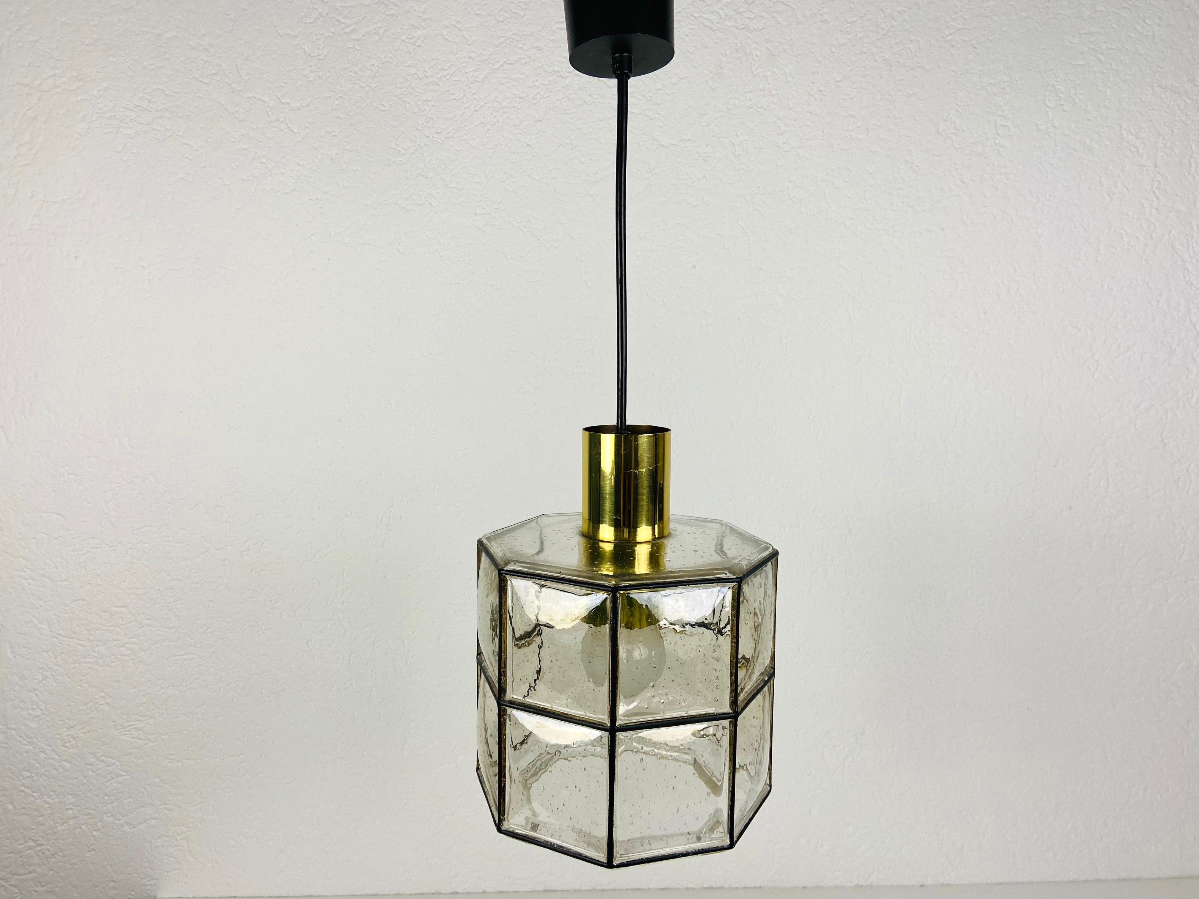 Lampe suspendue en fer et verre à bulles de Glashütte Limburg, années 1960 en vente 1