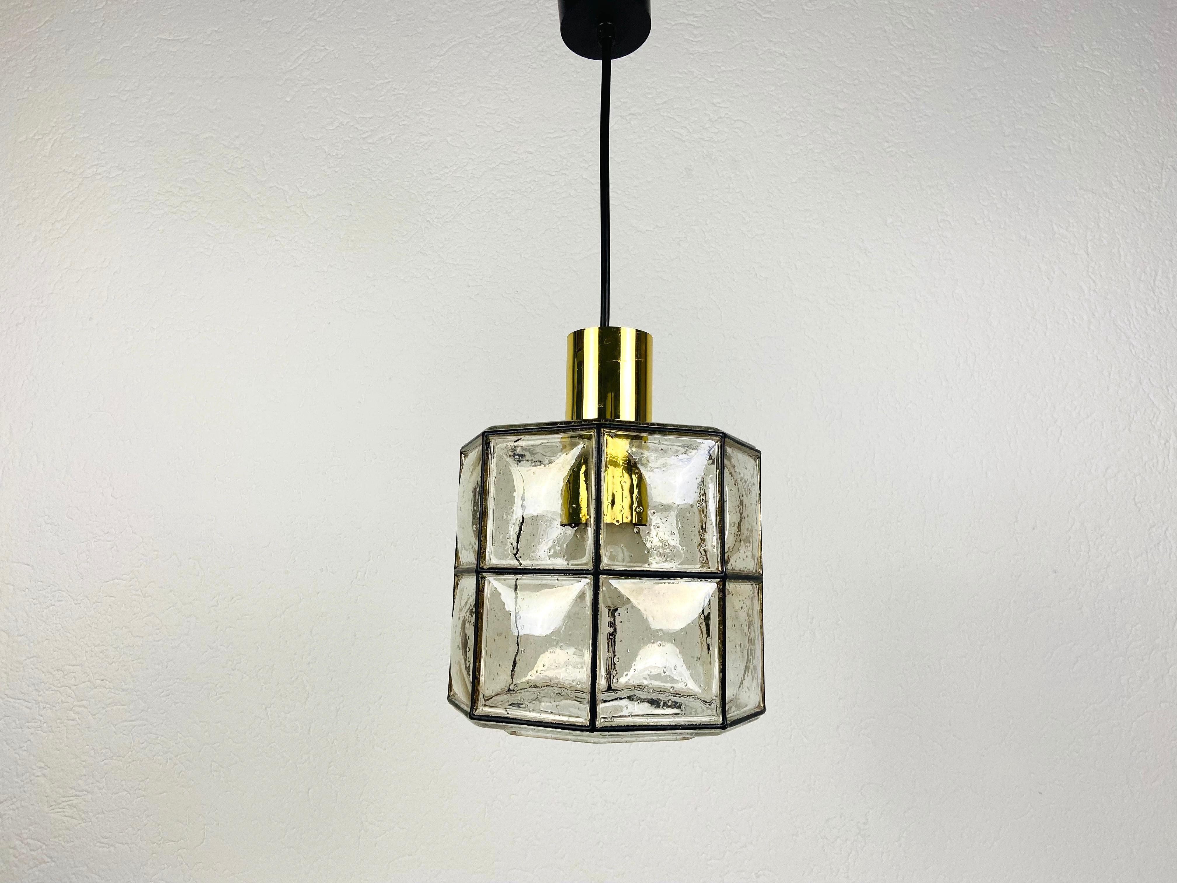 Lampe suspendue en fer et verre à bulles de Glashütte Limburg, années 1960 en vente 2