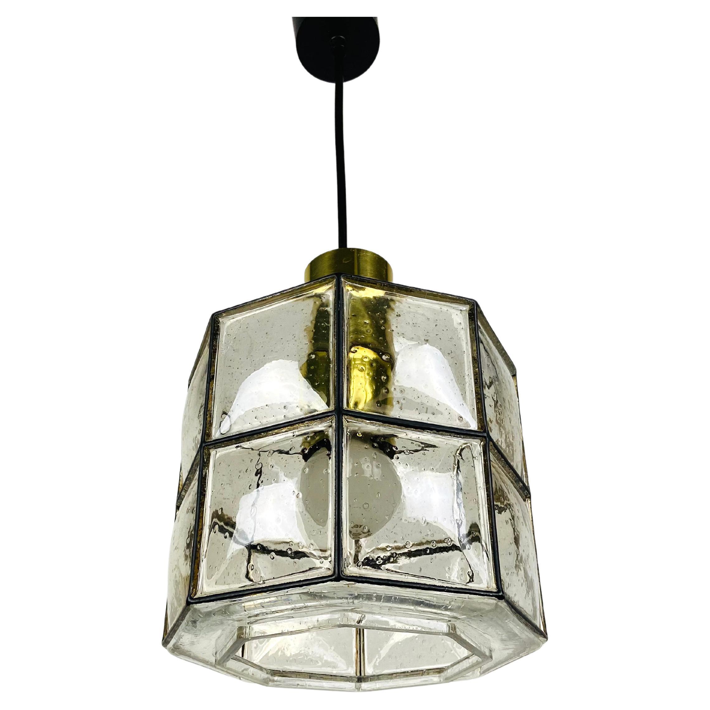 Lampe suspendue en fer et verre à bulles de Glashütte Limburg, années 1960 en vente