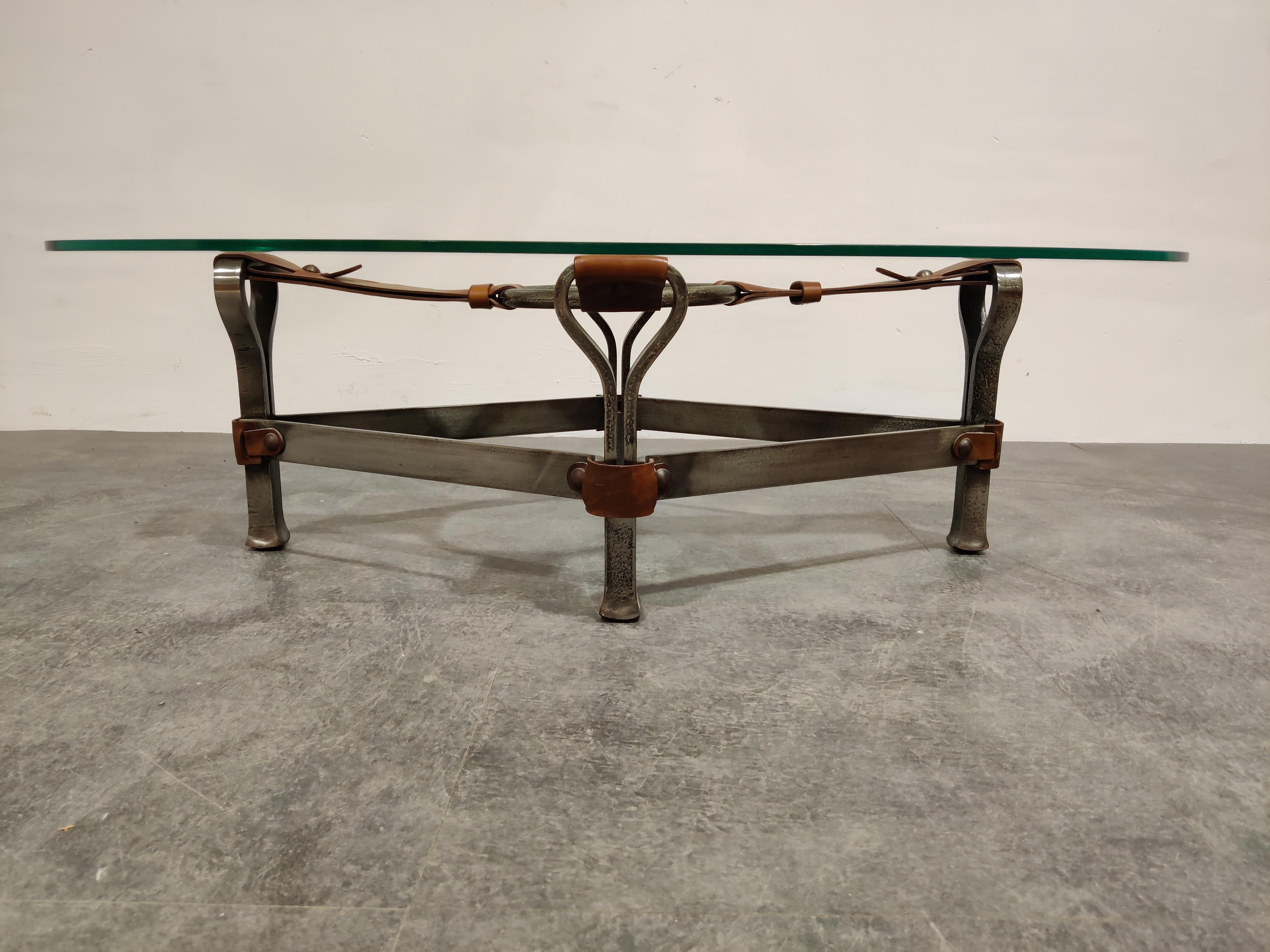 Beautiful coffee table made from iron and leather with an oval clear glass top. 

Great design, which can fit in in the popular brutalist design style nowadays.

1960s - France

Good condition

Dimensions:
Height 34cm/13.38