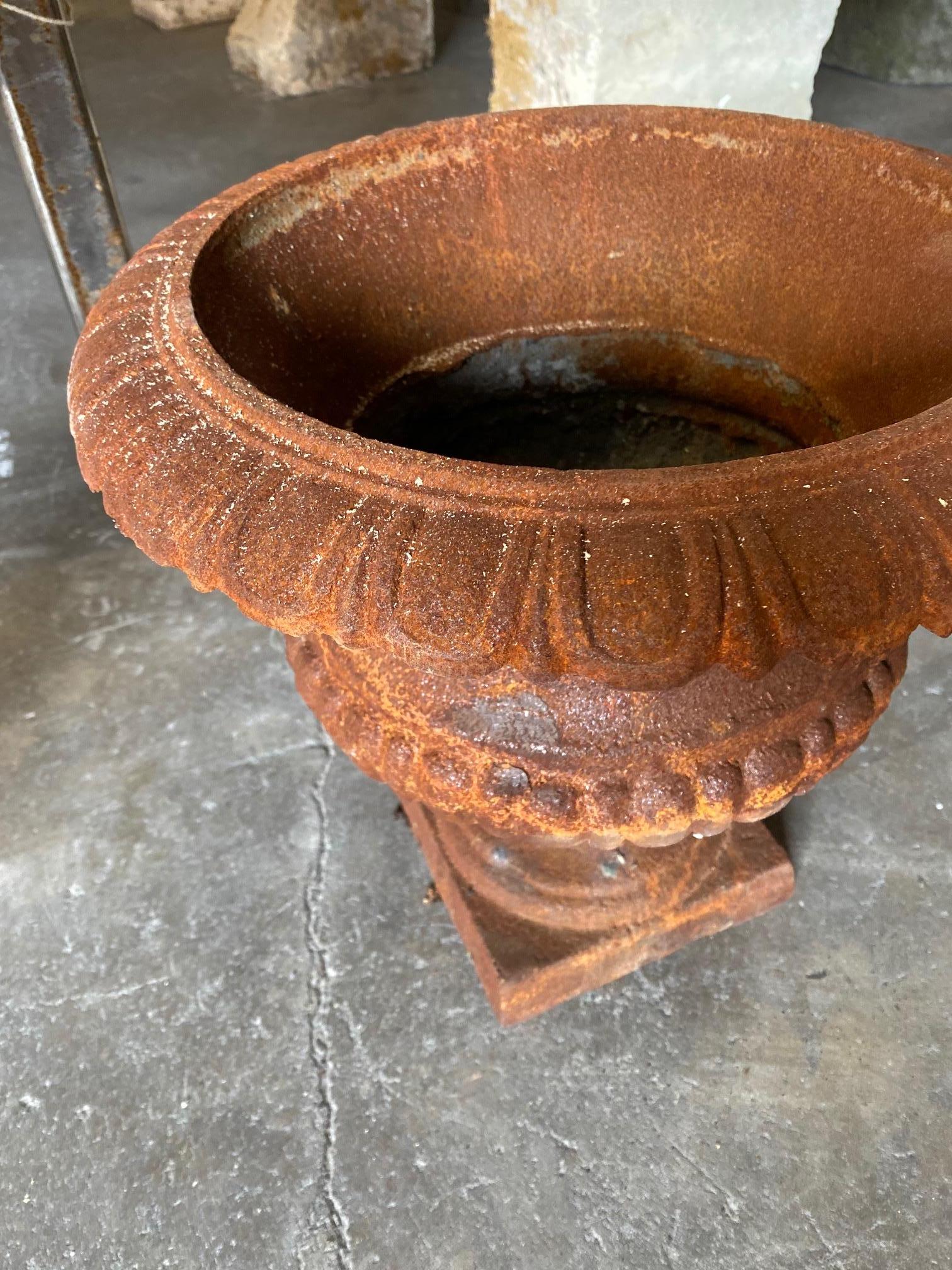 Midcentury Iron Finish Urn In Good Condition In Dallas, TX