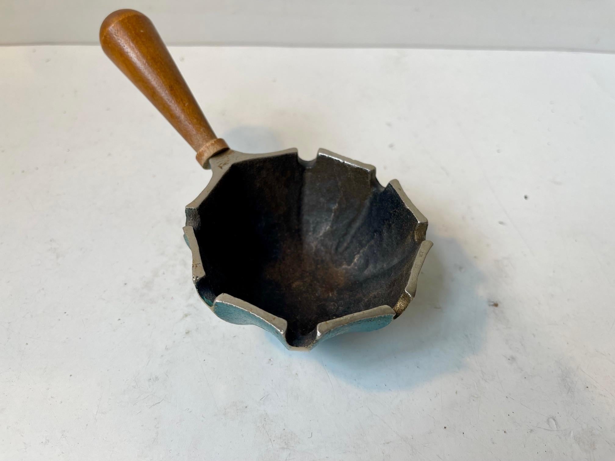 Midcentury Israeli Ashtray in Cast Iron and Beech, 1960s In Good Condition For Sale In Esbjerg, DK