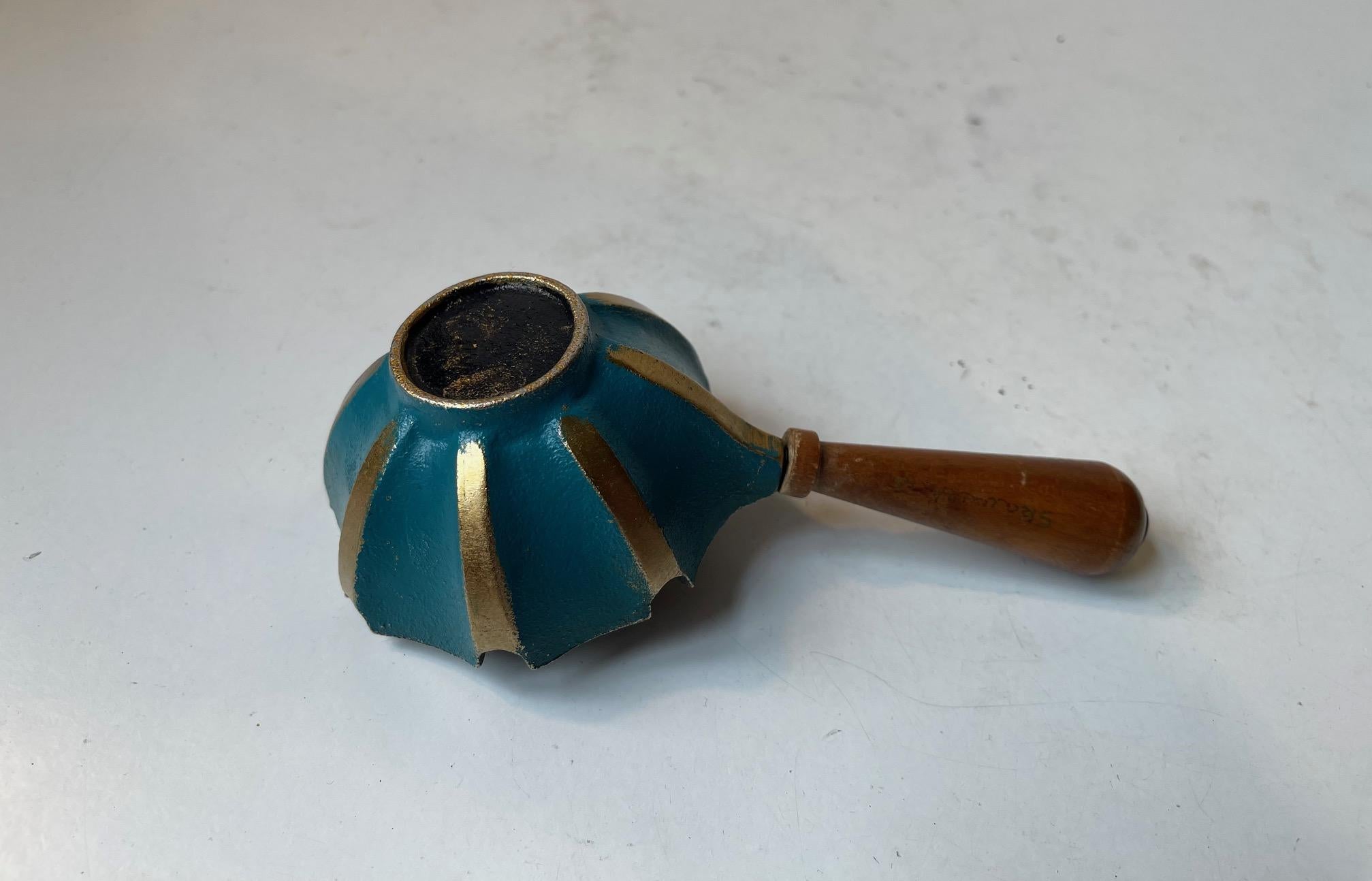 Cenicero israelí de mediados de siglo en hierro fundido y haya, años 60 Vaciado en venta