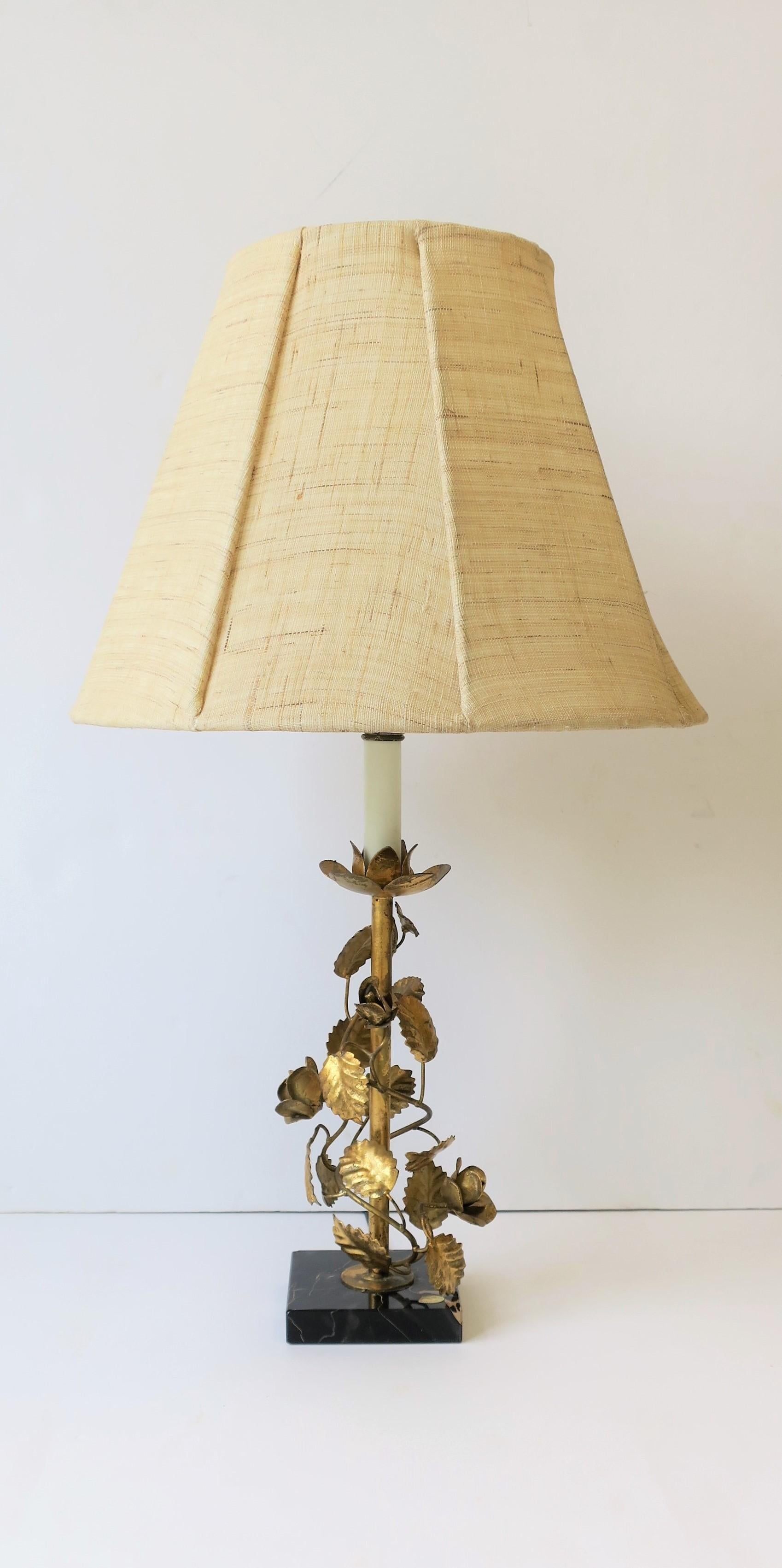 A beautiful Mid-20th century Italian gold gilt tole and black marble table or desk lamp, Italy, circa 1960s. Gilt tole is a combination of flowers and leaves and the 1