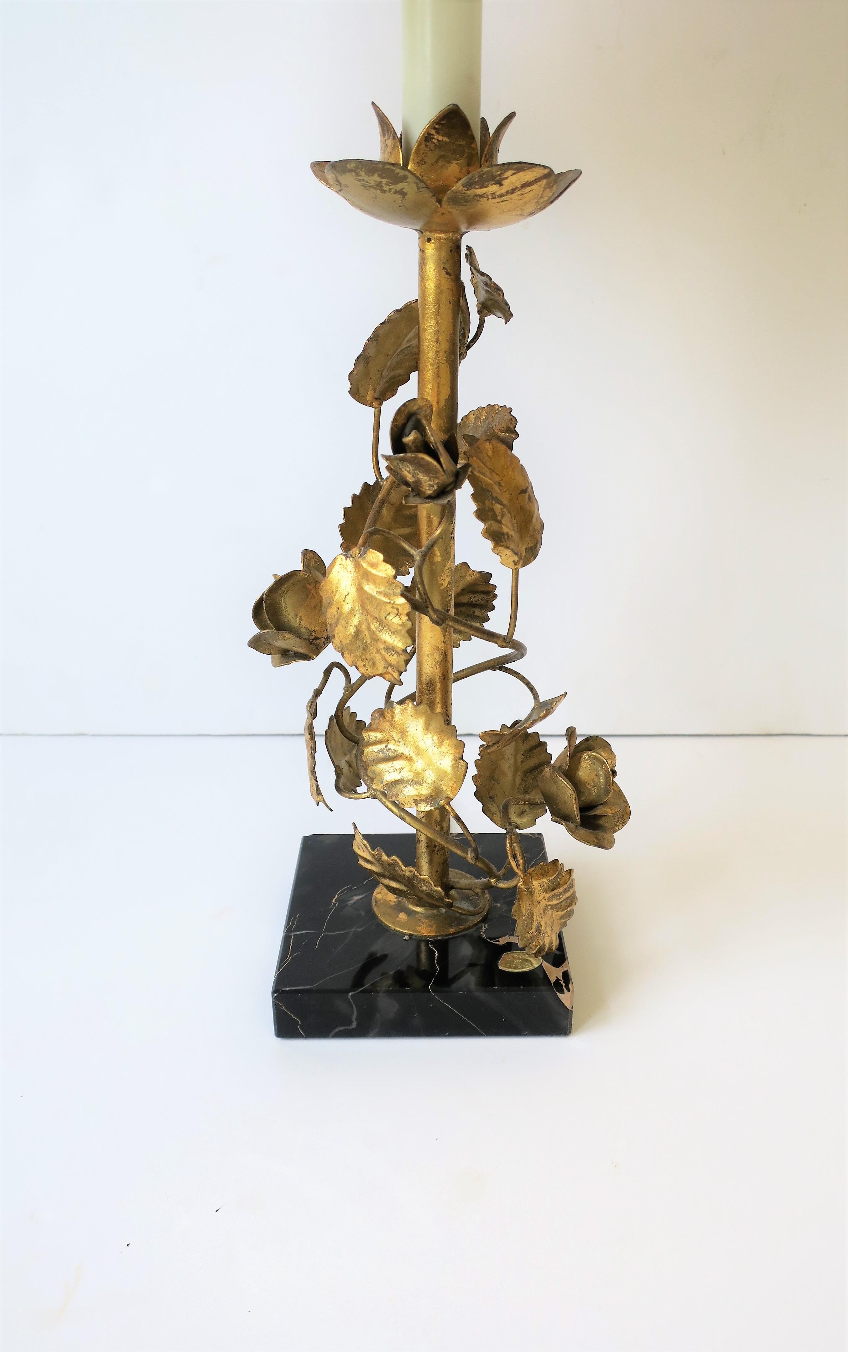 20ième siècle Lampe de bureau italienne en tôle dorée et marbre noir en vente