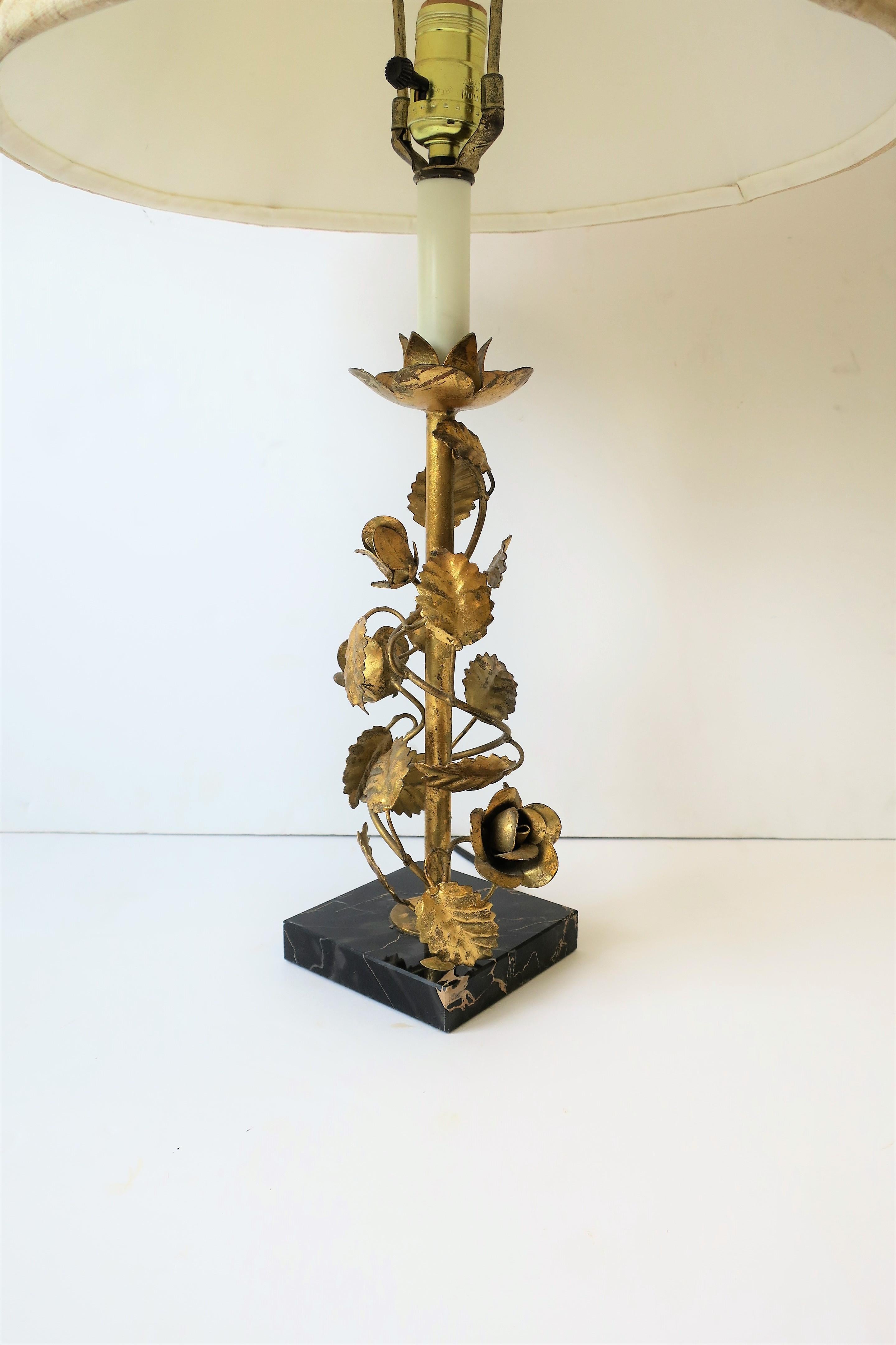 Marbre Lampe de bureau italienne en tôle dorée et marbre noir en vente