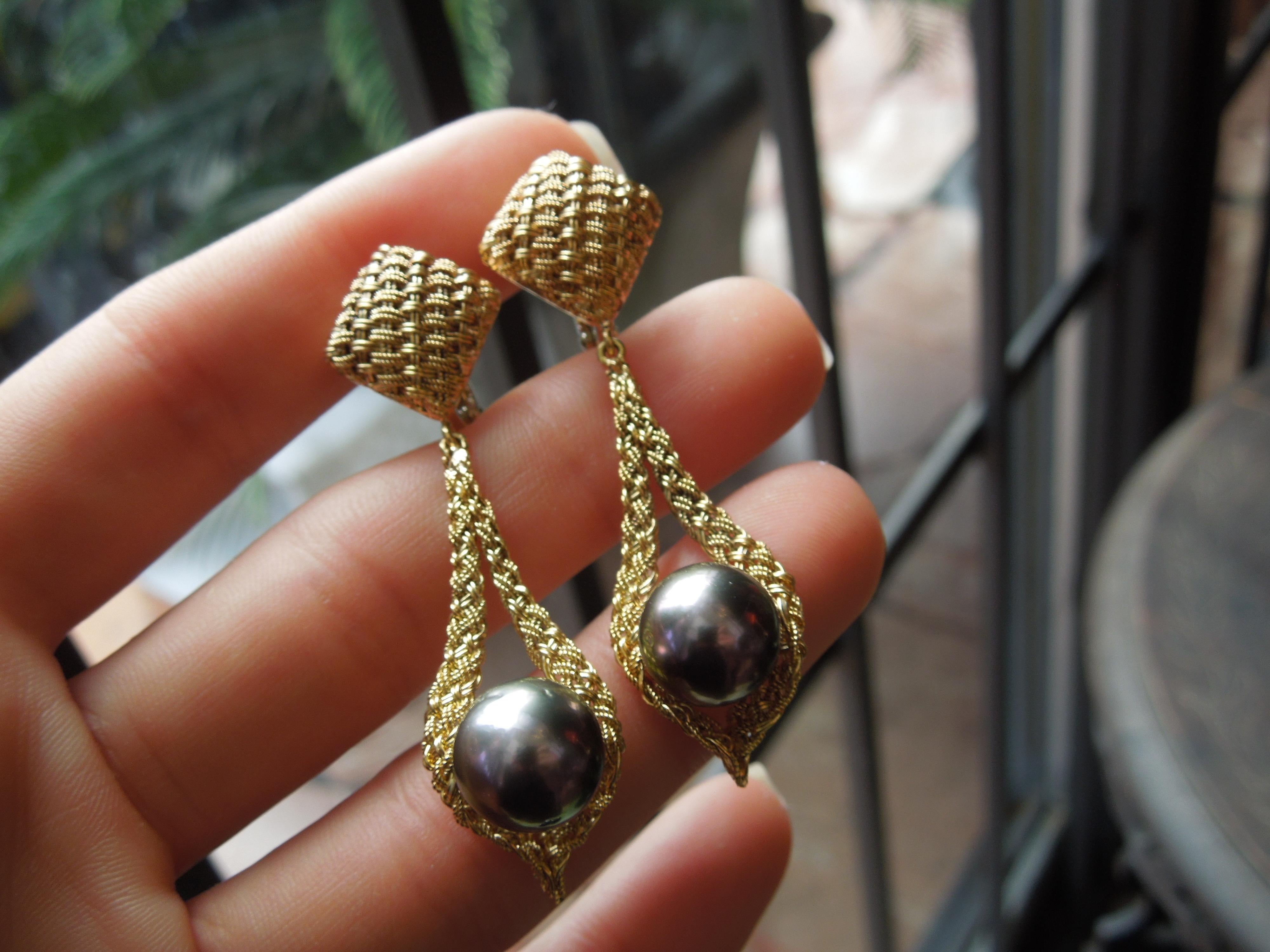 In a pendulum style, tailored for comfort, with hand-tooled Italian Gold mesh work - Truly a lost art in jewelry today.. Modern-day goldsmiths no longer use these techniques.. With Black Peacock Natural Tahitian South Sea Pearls becoming much more